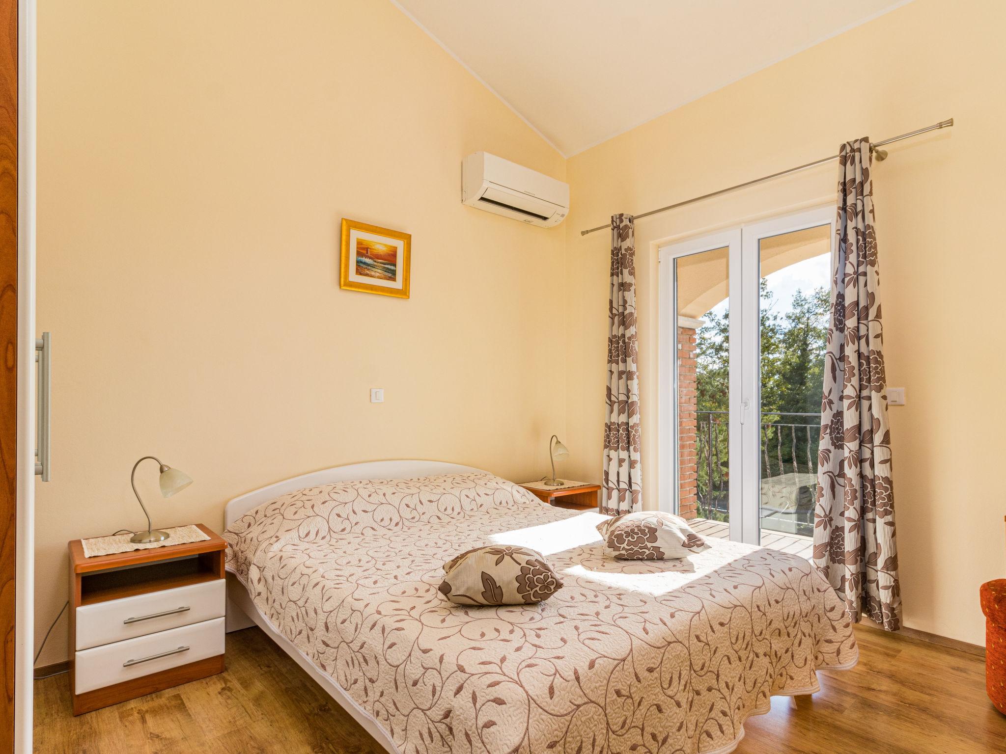 Foto 4 - Casa con 3 camere da letto a Sveti Lovreč con piscina privata e vista mare