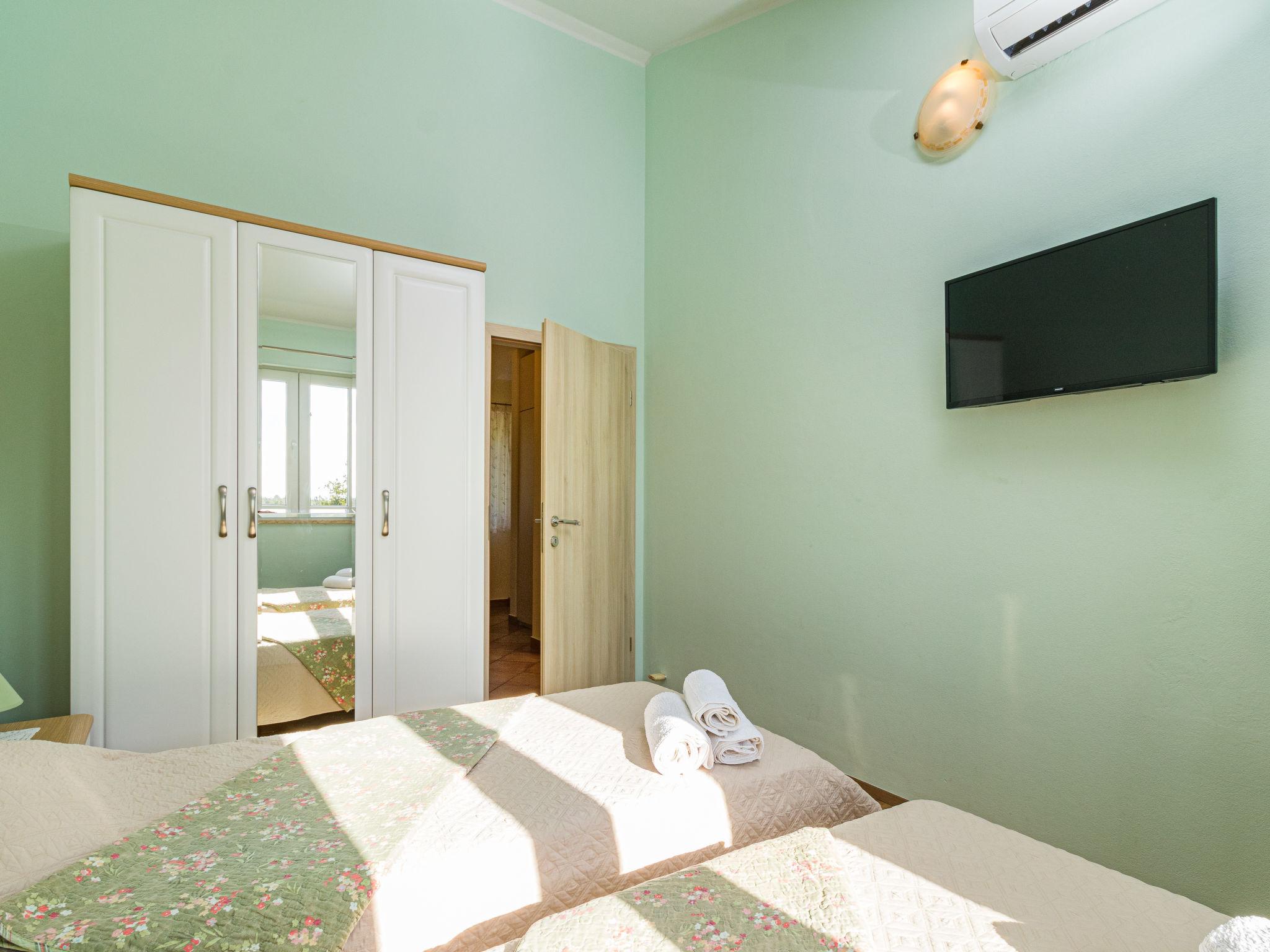 Foto 14 - Casa de 3 quartos em Sveti Lovreč com piscina privada e vistas do mar
