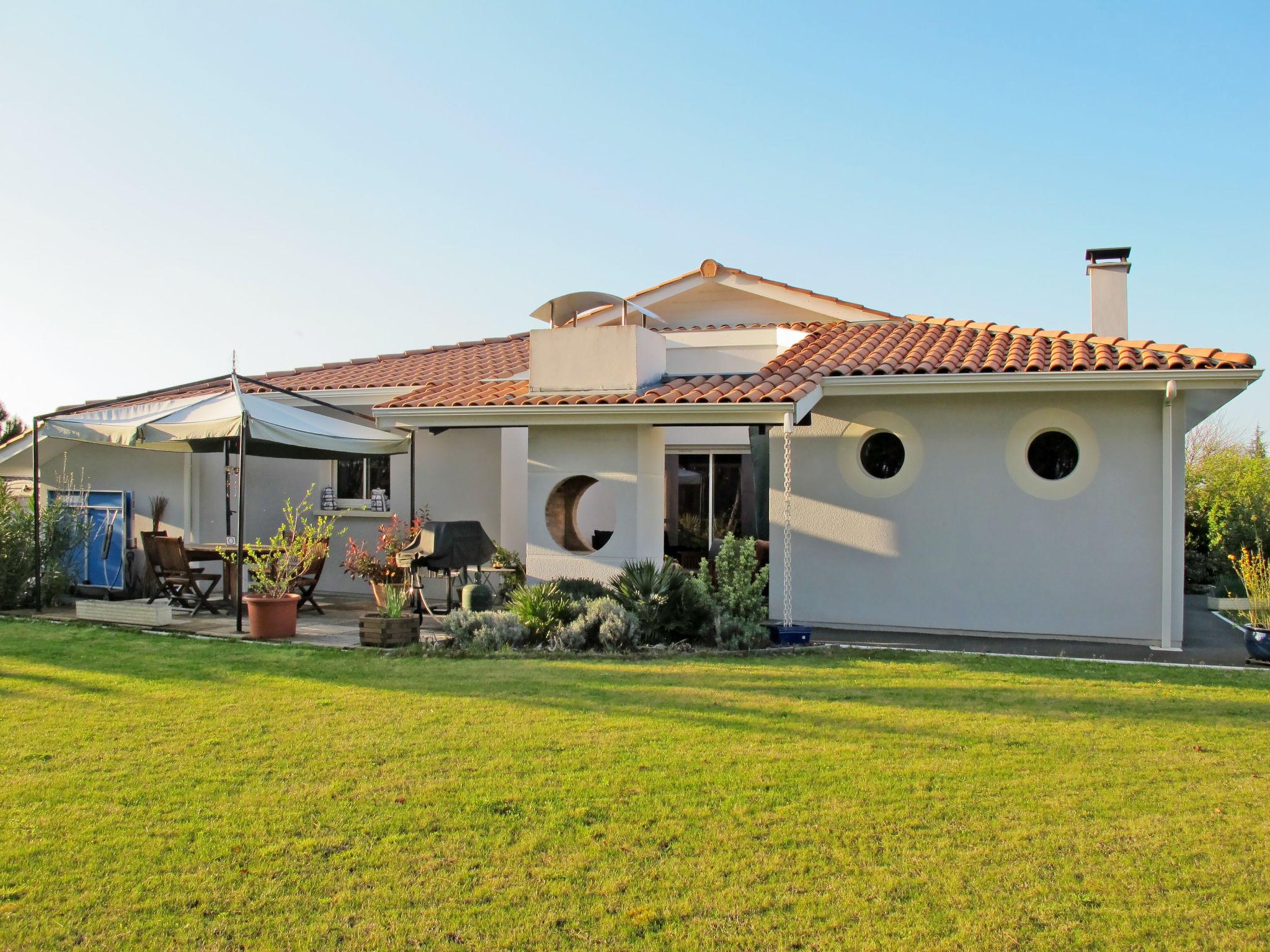 Photo 25 - 4 bedroom House in Biscarrosse with garden and sea view