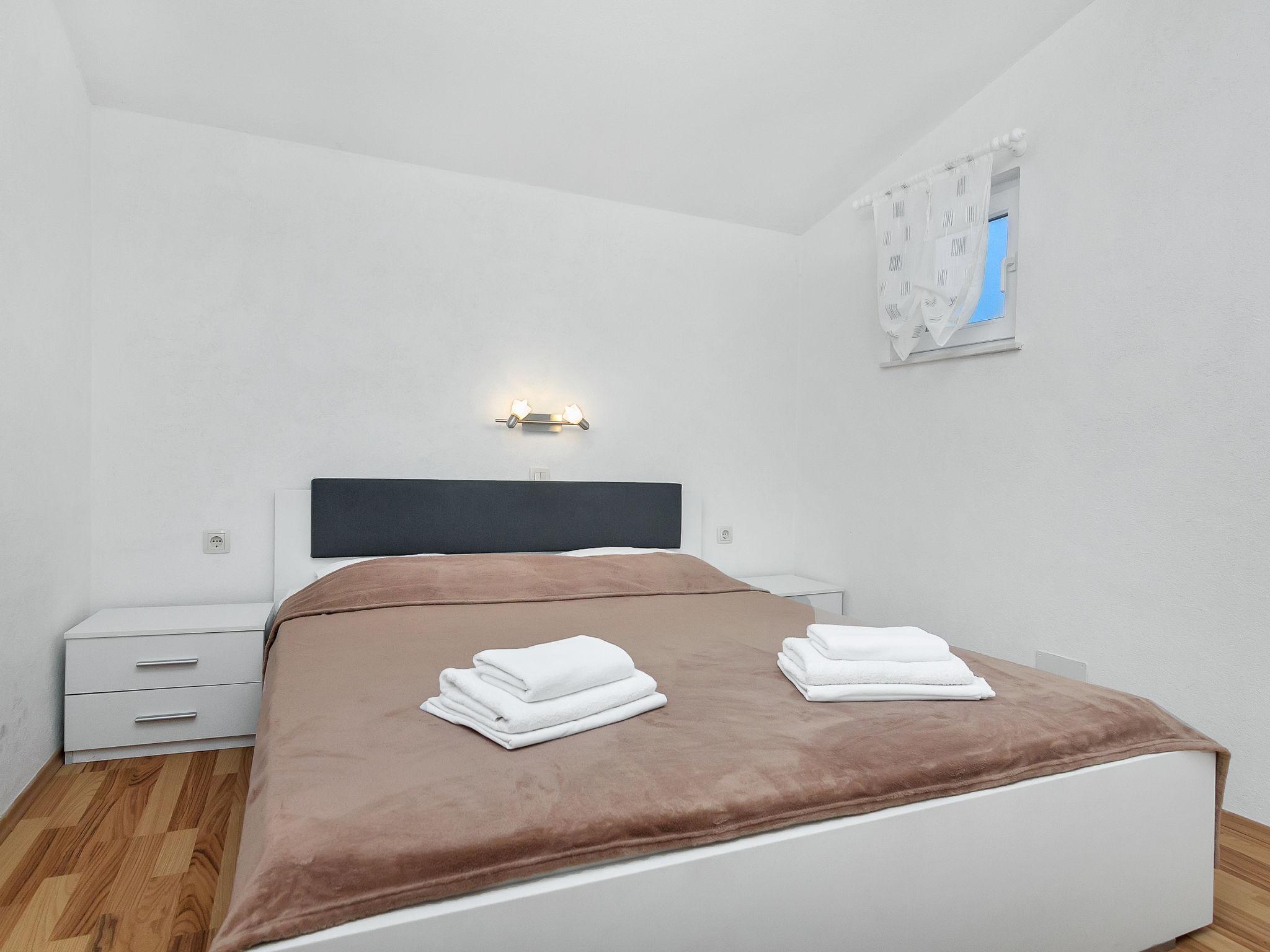 Foto 9 - Appartamento con 2 camere da letto a Jelsa con terrazza