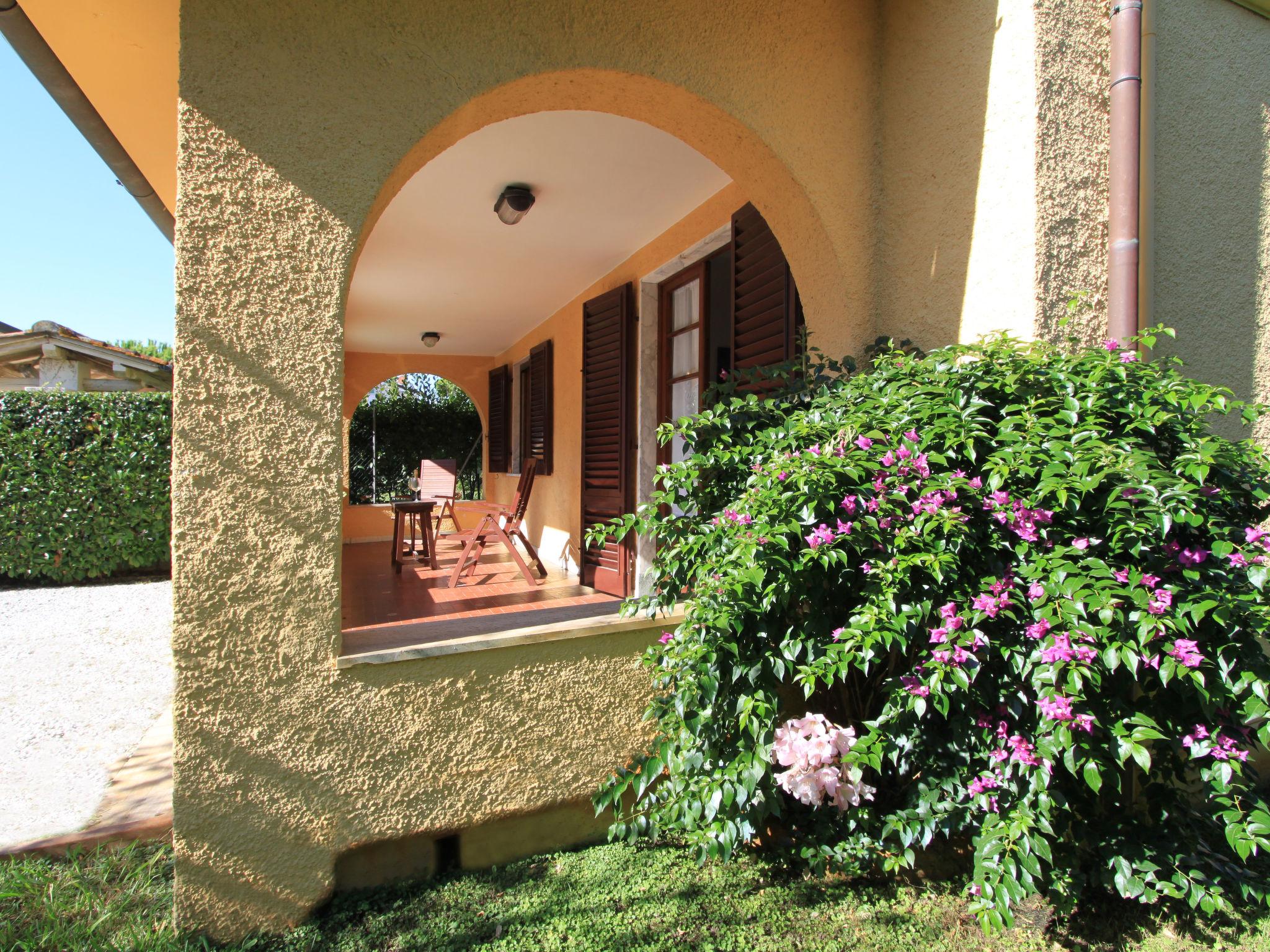 Foto 26 - Casa de 3 habitaciones en Forte dei Marmi con jardín y vistas al mar