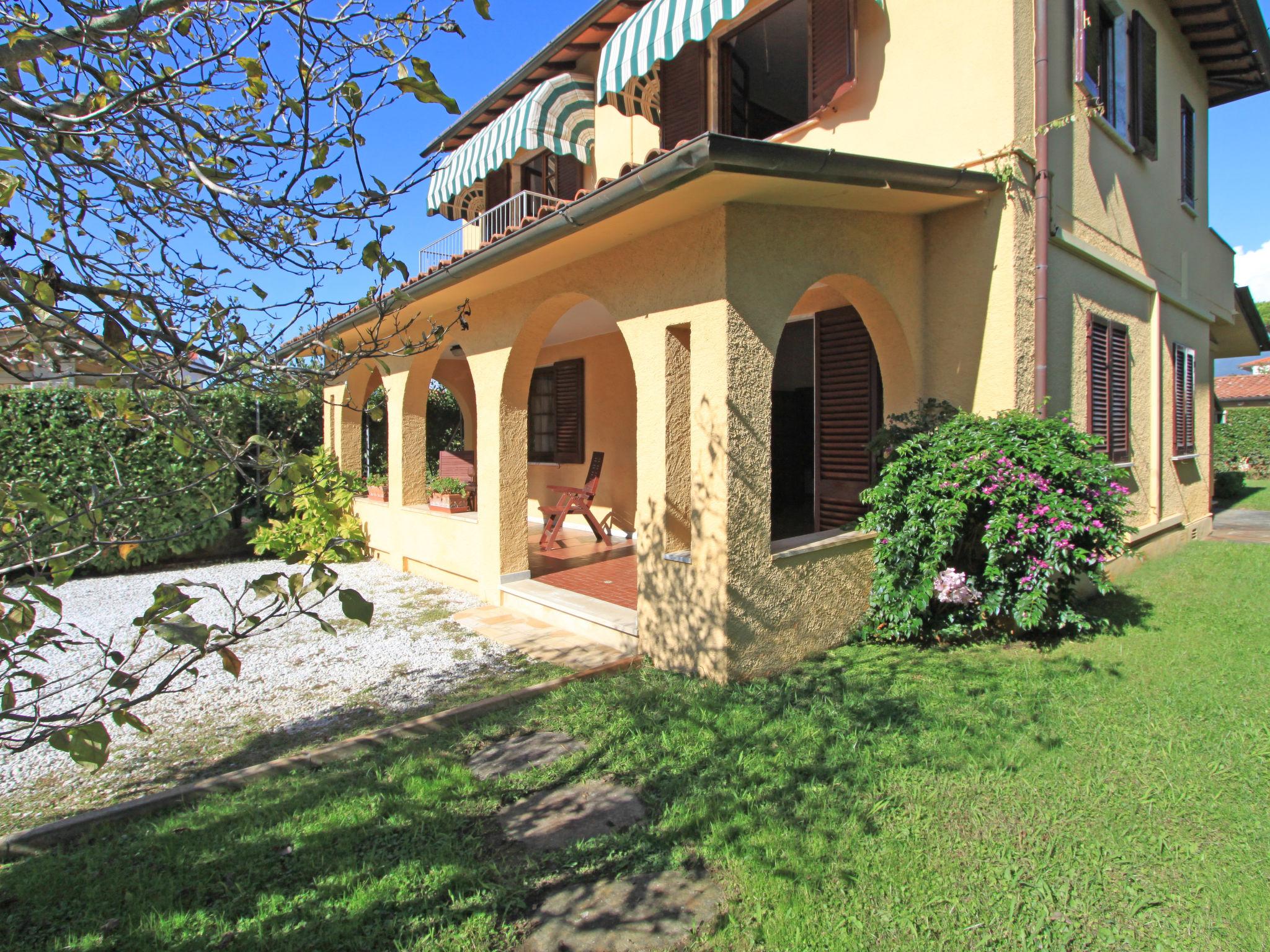 Photo 3 - Maison de 3 chambres à Forte dei Marmi avec jardin et vues à la mer