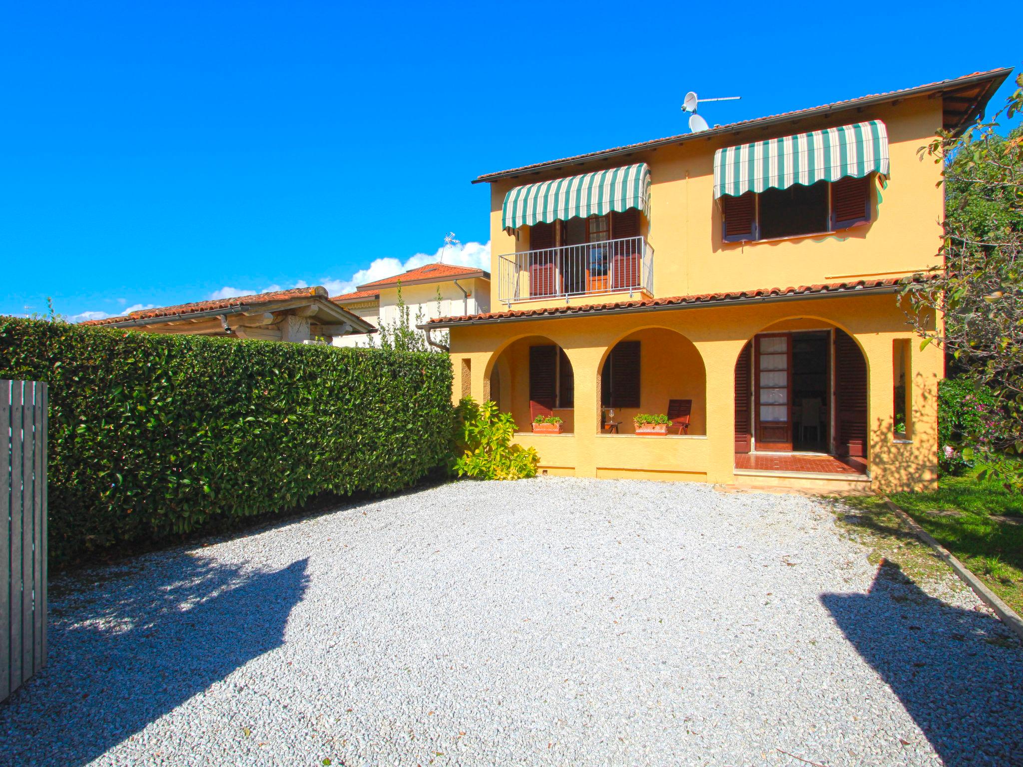 Foto 23 - Casa de 3 habitaciones en Forte dei Marmi con jardín y vistas al mar