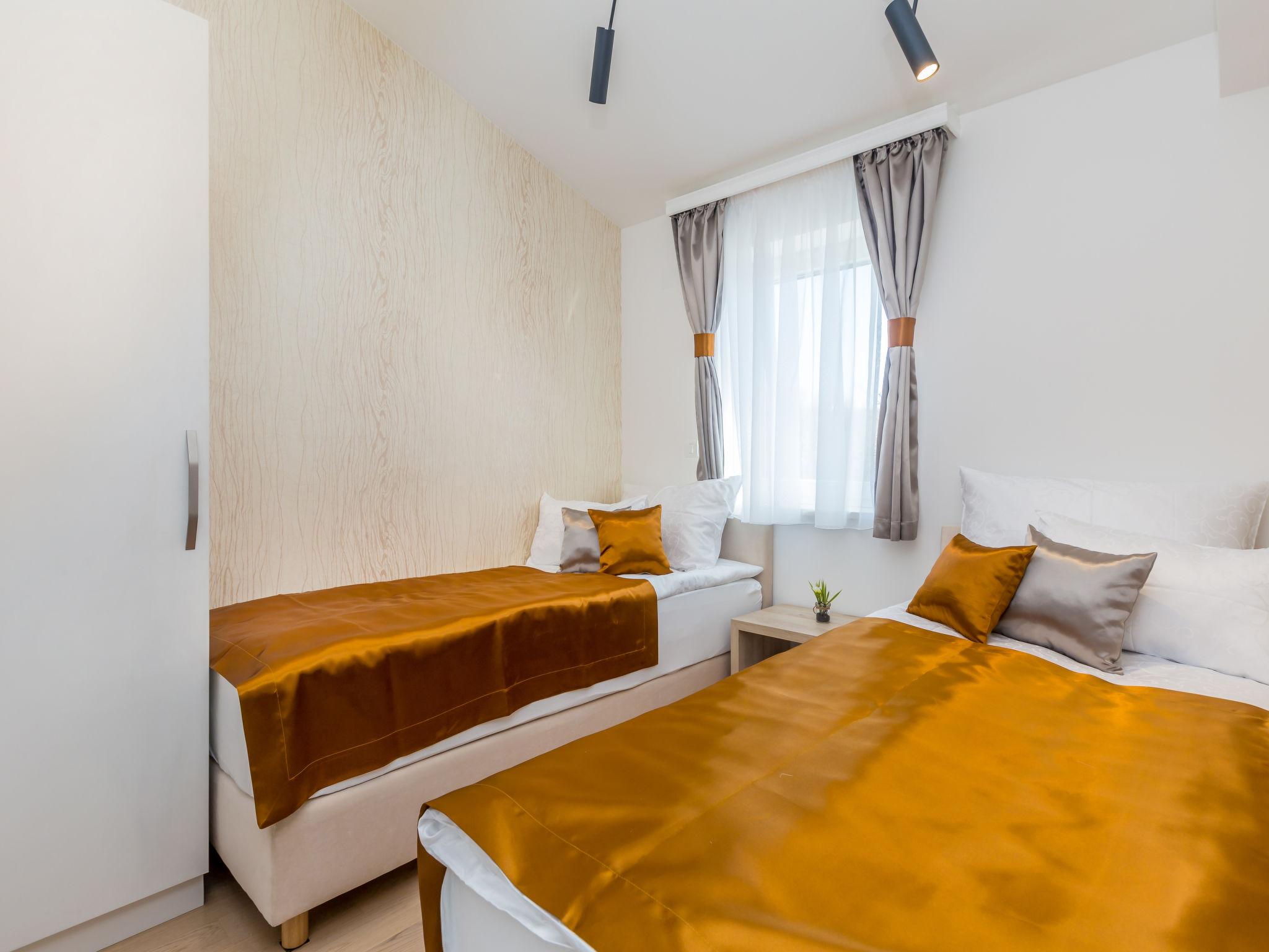 Foto 31 - Casa con 4 camere da letto a Malinska-Dubašnica con piscina privata e vista mare