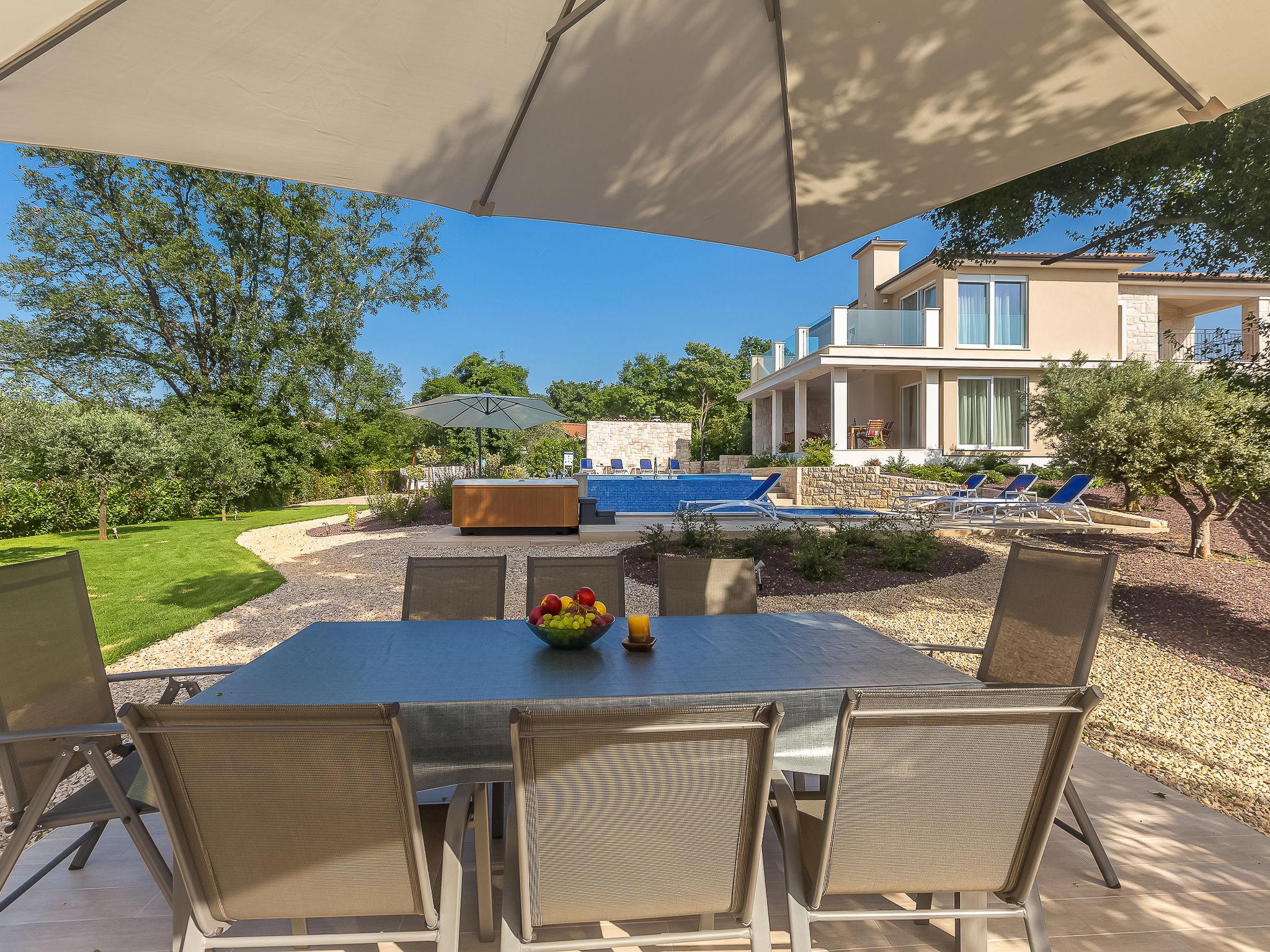 Photo 21 - Maison de 4 chambres à Malinska-Dubašnica avec piscine privée et vues à la mer