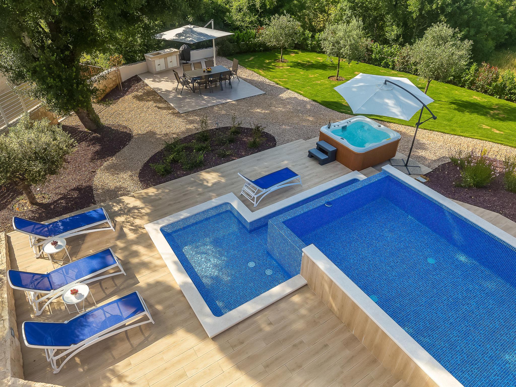 Photo 23 - Maison de 4 chambres à Malinska-Dubašnica avec piscine privée et vues à la mer