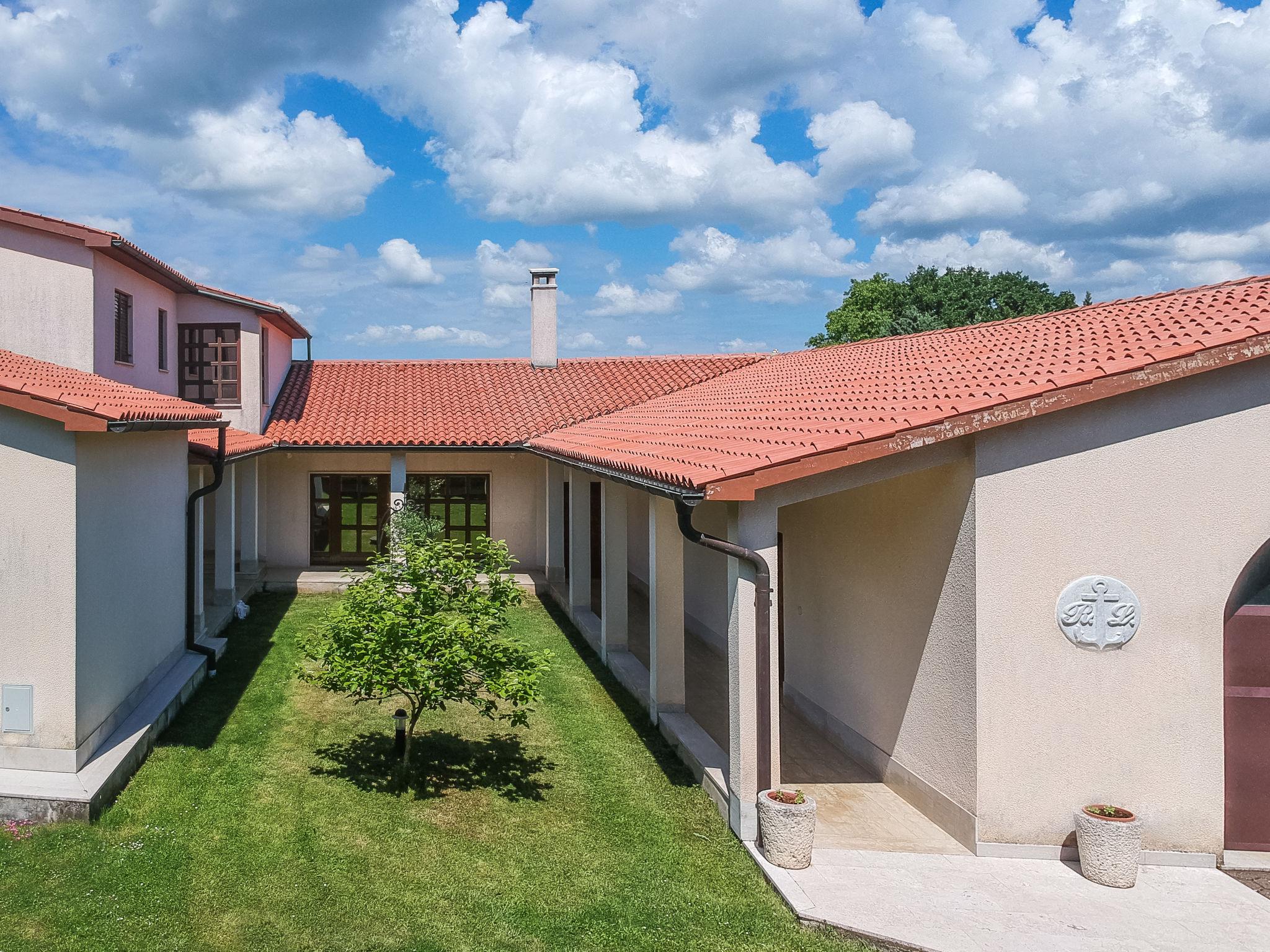 Photo 20 - 2 bedroom House in Marčana with garden and terrace