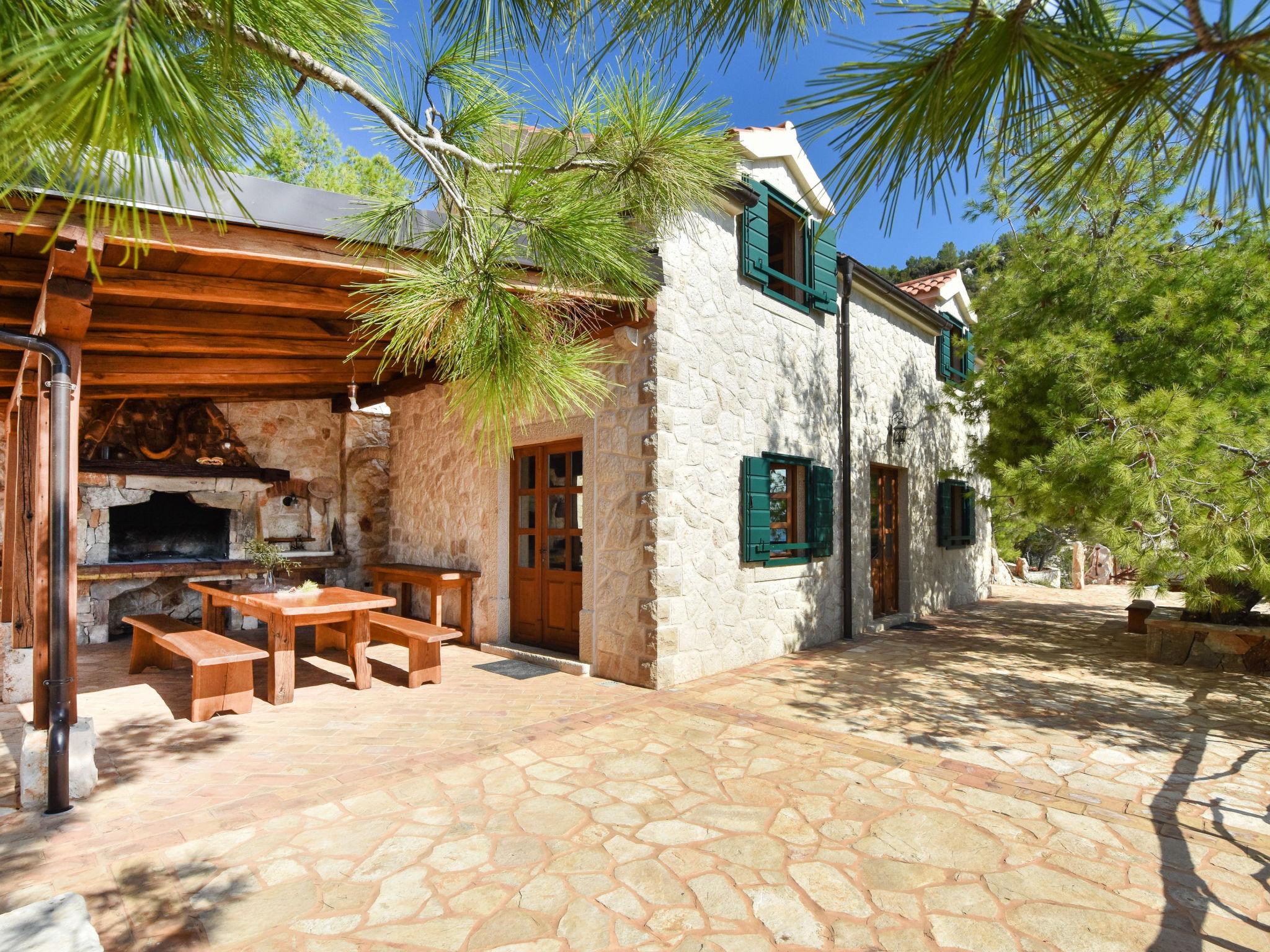 Photo 5 - Maison de 2 chambres à Jelsa avec jardin et terrasse