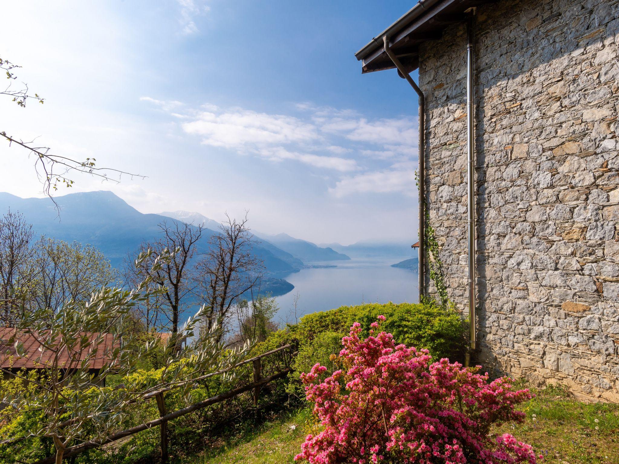 Foto 1 - Casa con 2 camere da letto a Gravedona ed Uniti con giardino e vista sulle montagne