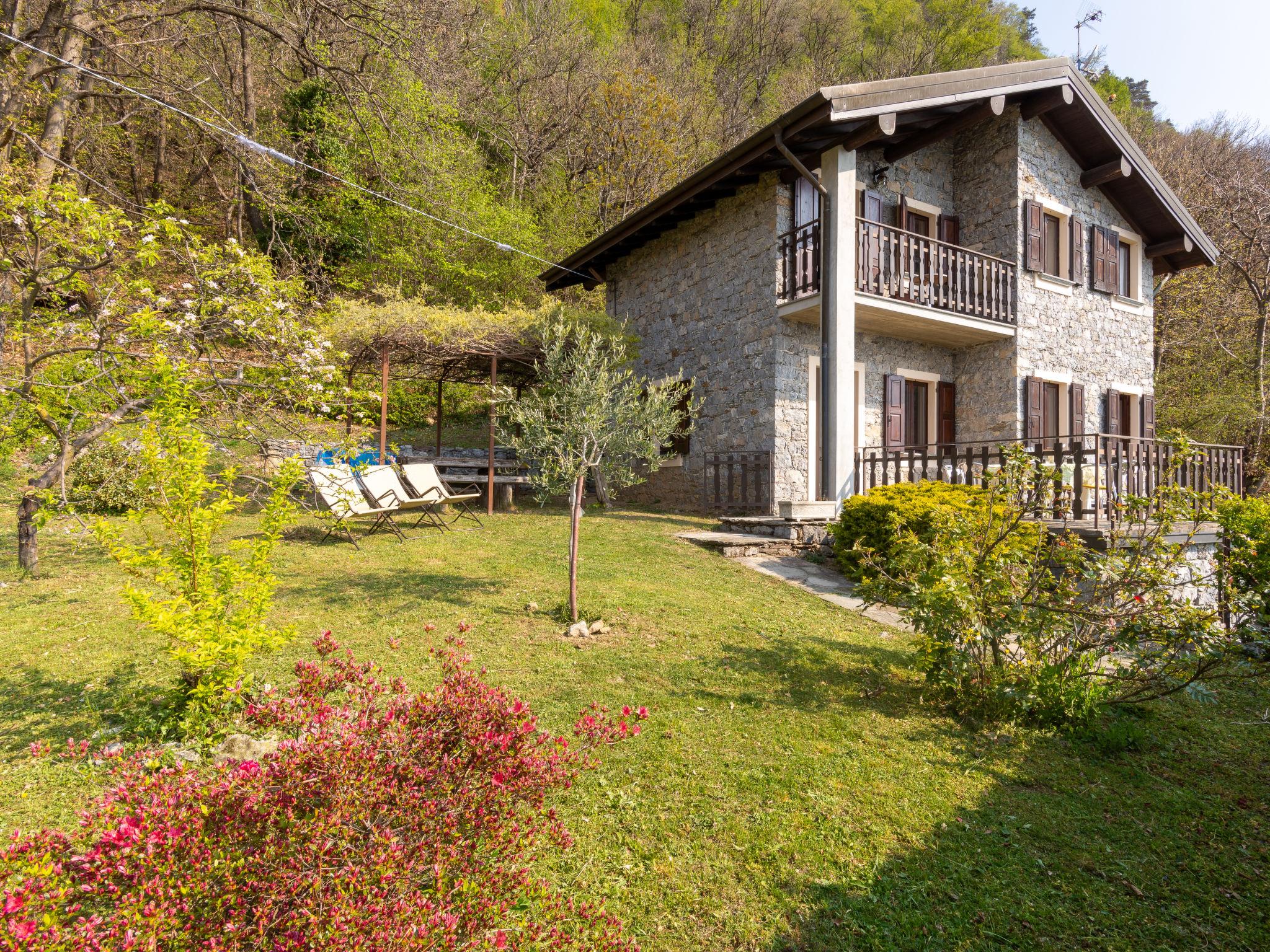 Foto 3 - Casa de 2 habitaciones en Gravedona ed Uniti con jardín y vistas a la montaña