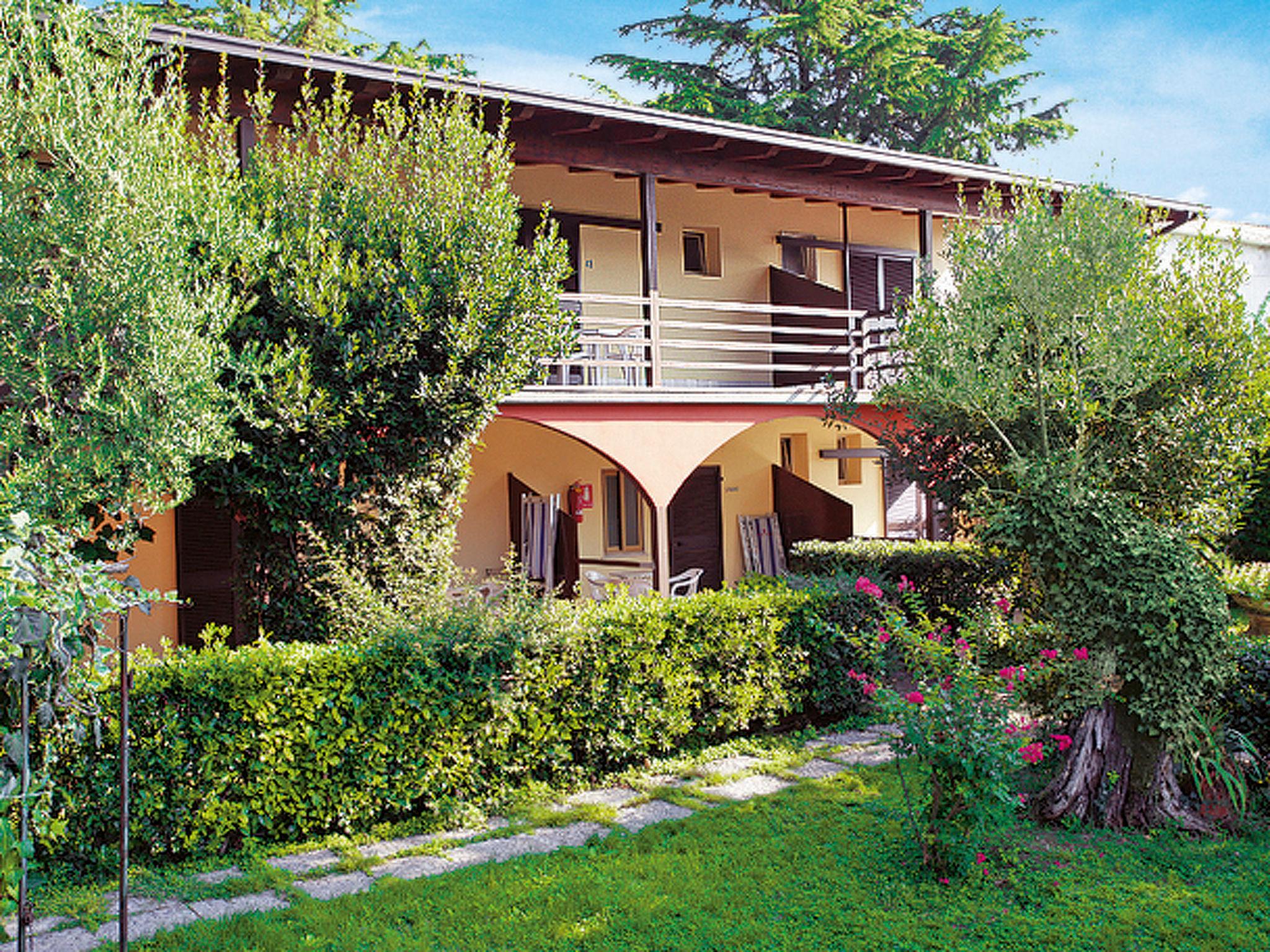 Photo 2 - 1 bedroom Apartment in Manerba del Garda with swimming pool and mountain view