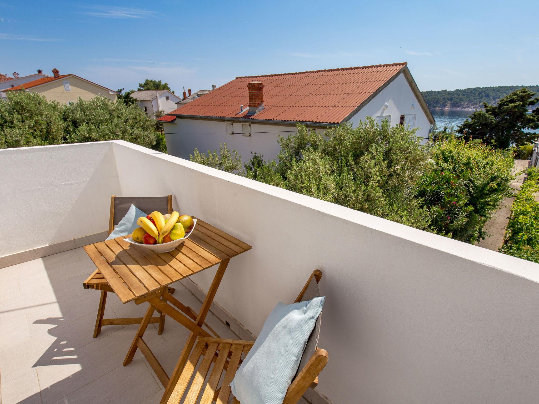 Photo 28 - Appartement de 3 chambres à Rab avec vues à la mer