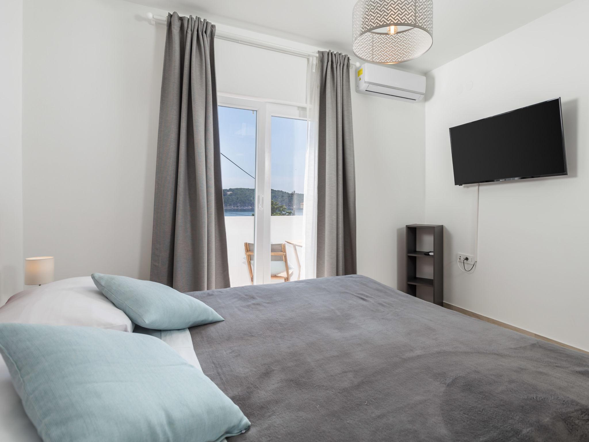 Foto 9 - Appartamento con 1 camera da letto a Rab con vista mare