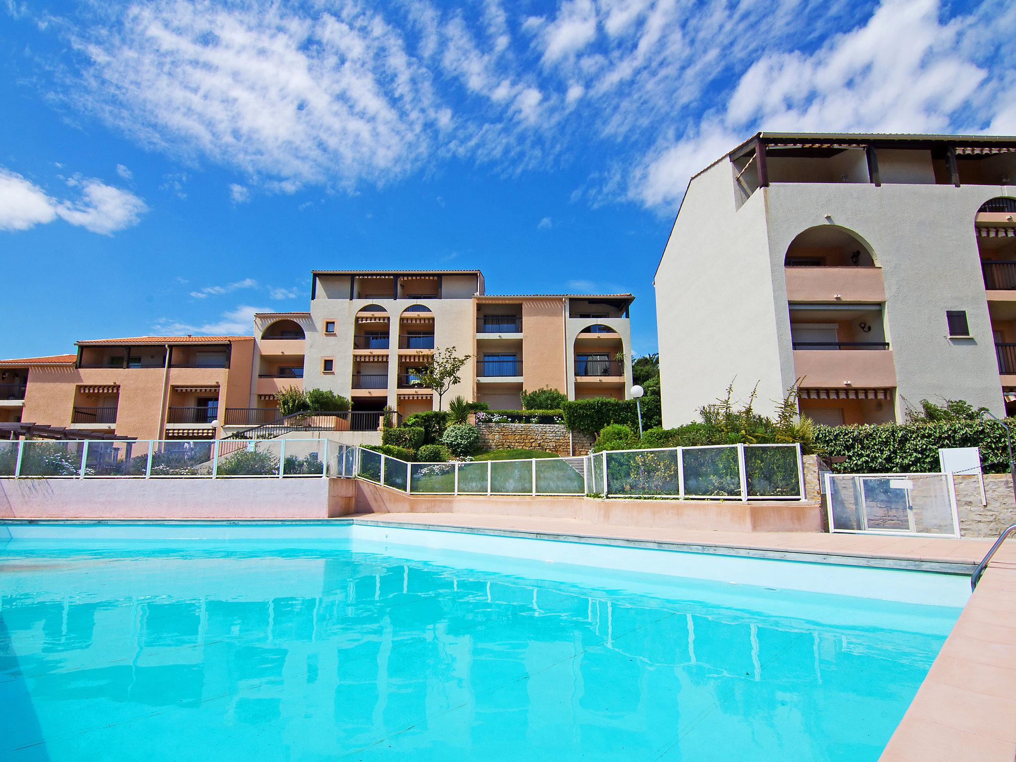 Photo 1 - Appartement de 2 chambres à Roquebrune-sur-Argens avec piscine et vues à la mer