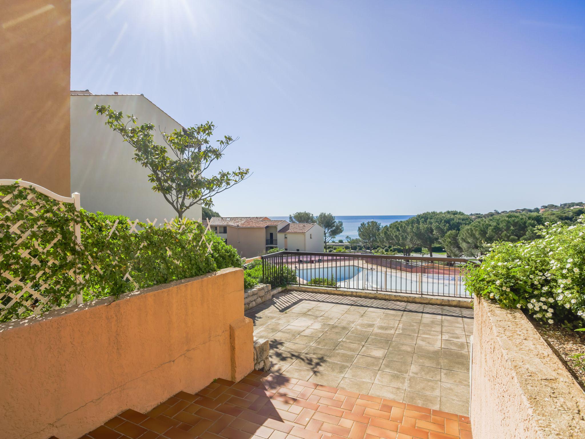 Photo 24 - Appartement de 2 chambres à Roquebrune-sur-Argens avec piscine et vues à la mer