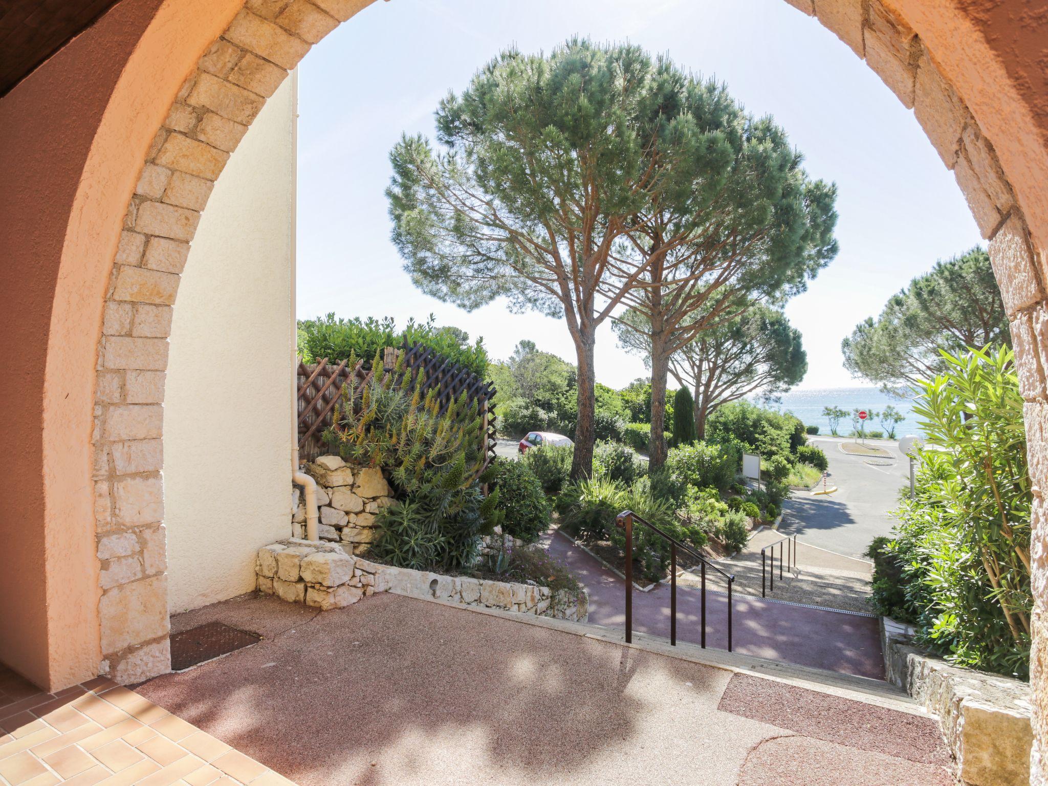Foto 34 - Apartamento de 2 habitaciones en Roquebrune-sur-Argens con piscina y vistas al mar