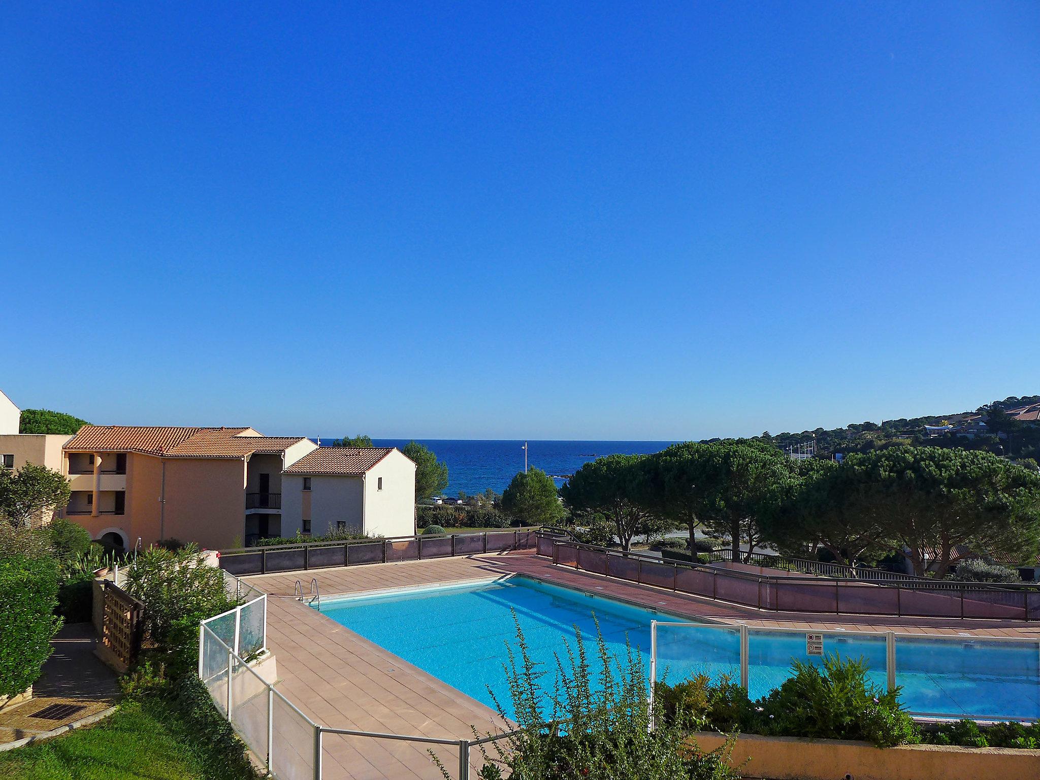 Foto 1 - Apartamento de 2 quartos em Roquebrune-sur-Argens com piscina e vistas do mar
