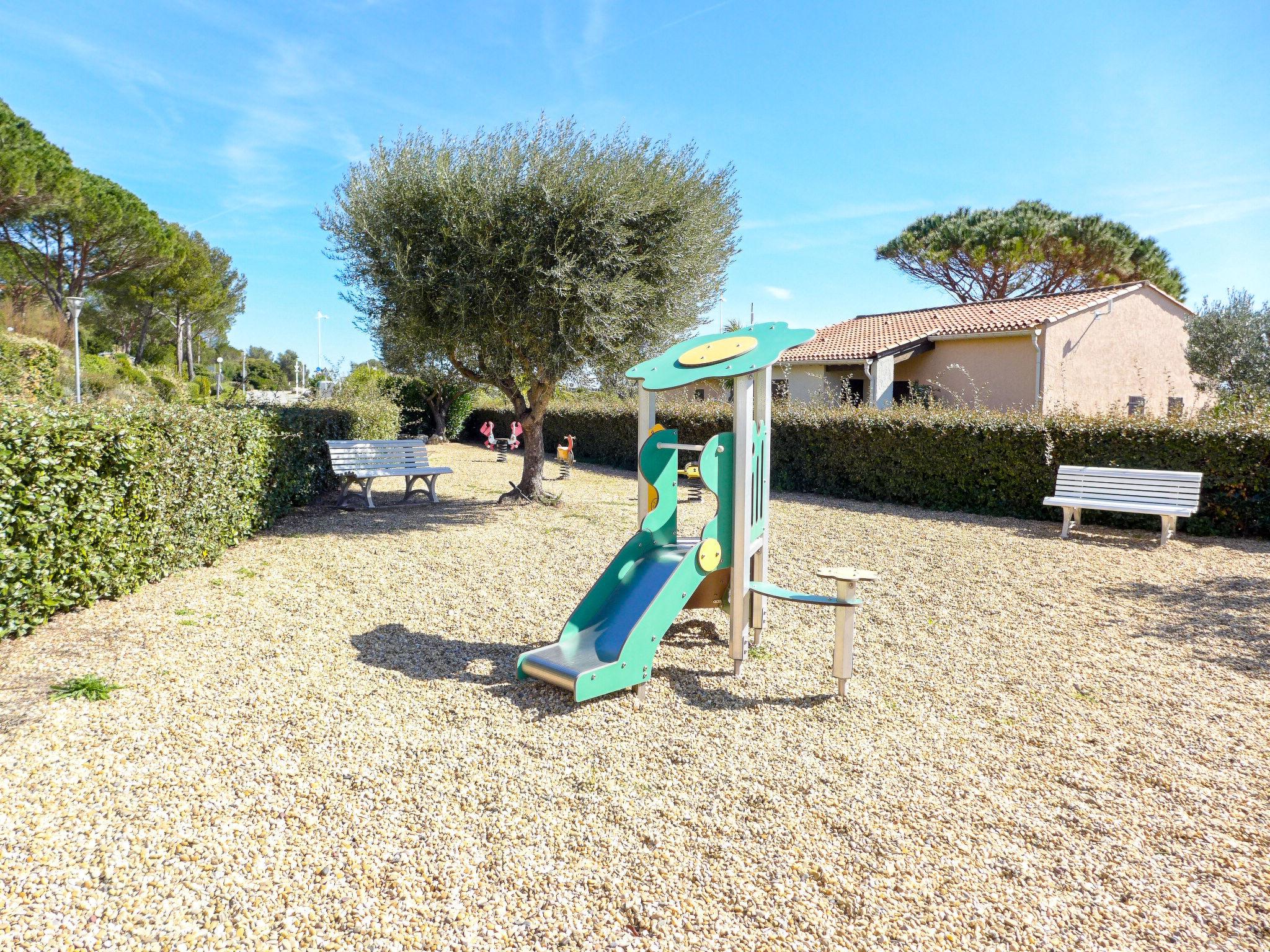 Foto 19 - Apartamento de 1 habitación en Roquebrune-sur-Argens con piscina y jardín