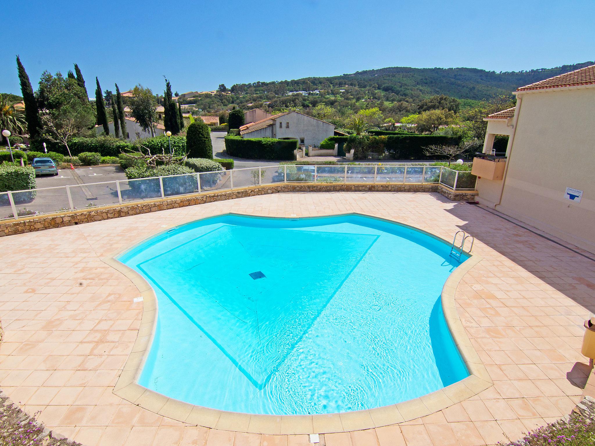 Foto 15 - Appartamento con 2 camere da letto a Roquebrune-sur-Argens con piscina e vista mare