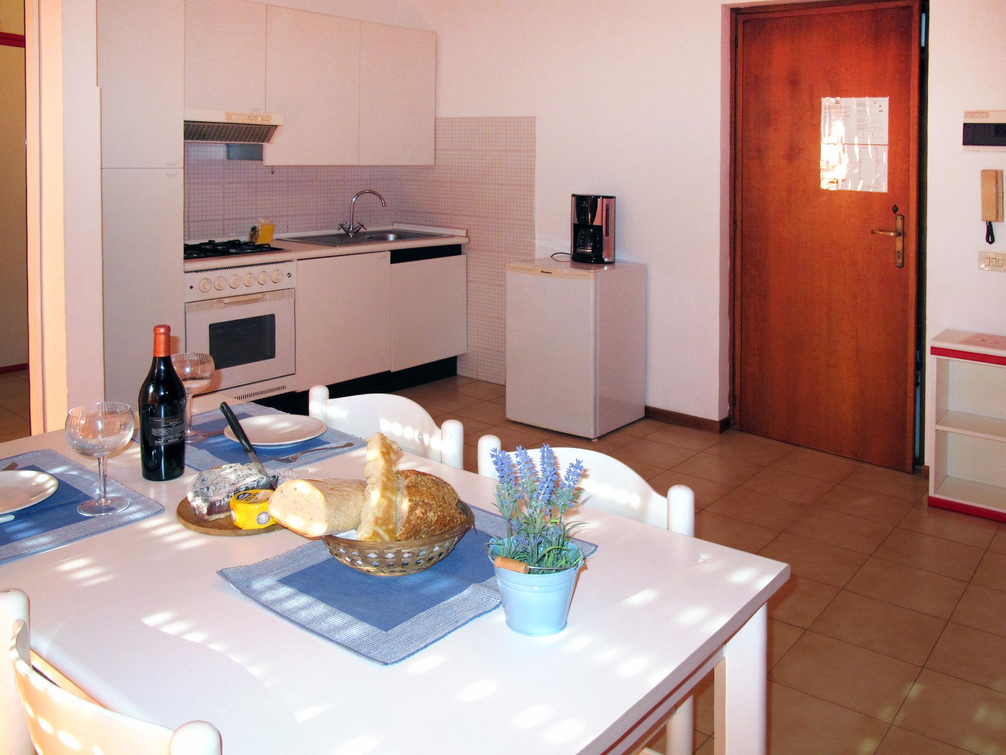 Foto 8 - Apartamento de 1 quarto em Luni com piscina e jardim