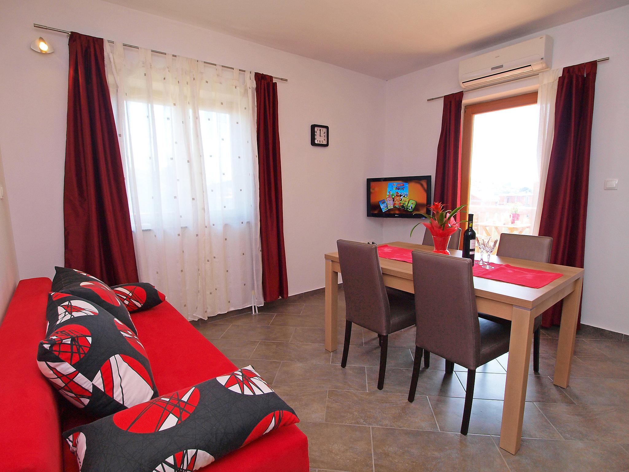 Photo 5 - 2 bedroom Apartment in Pakoštane with swimming pool and sea view