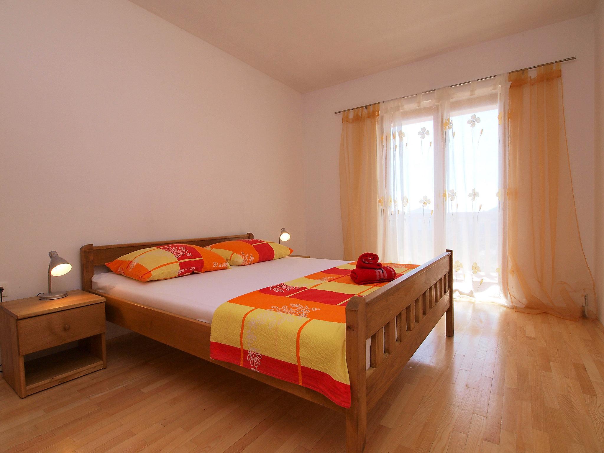 Foto 9 - Appartamento con 2 camere da letto a Pakoštane con piscina e vista mare