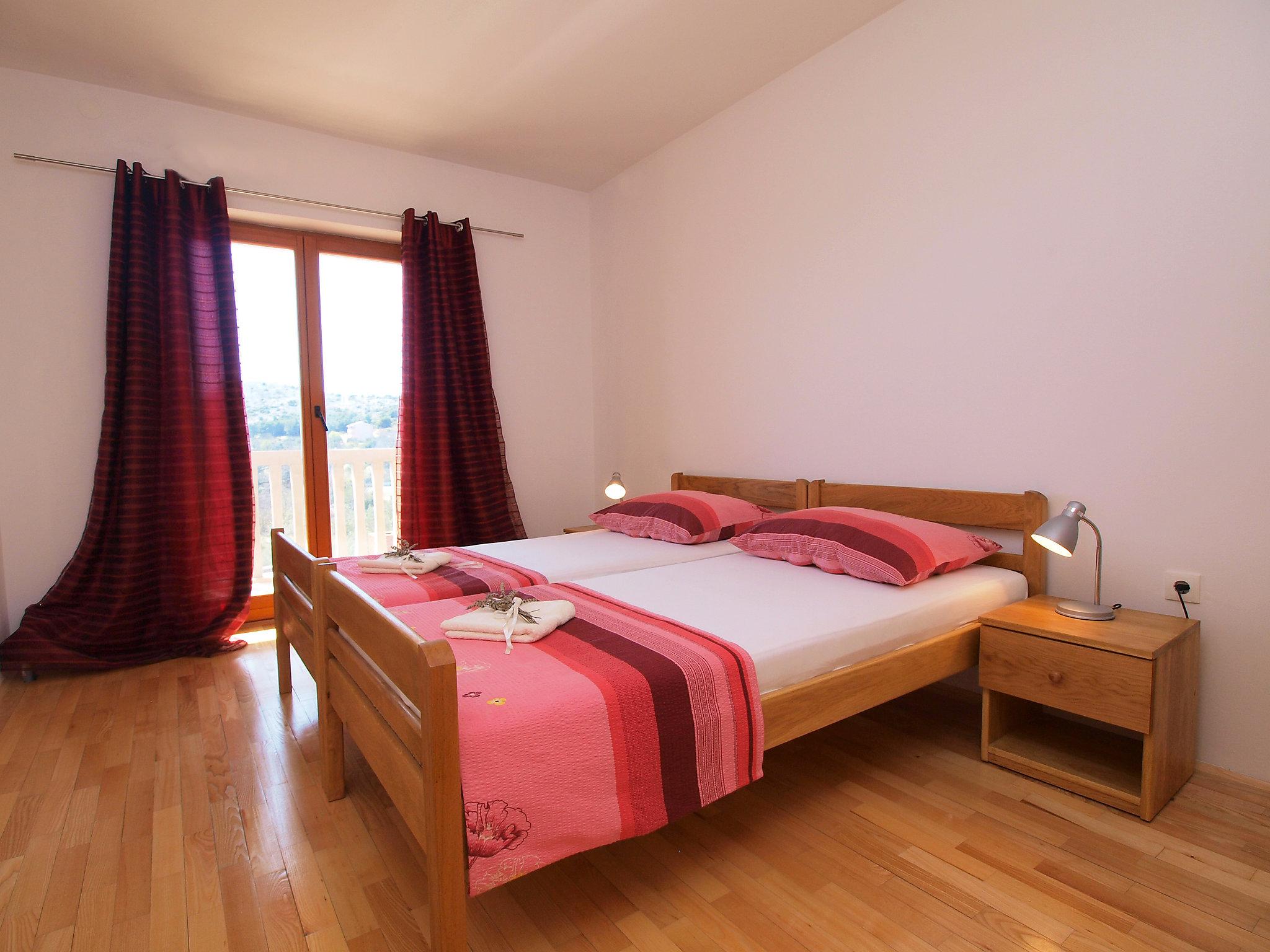 Foto 7 - Appartamento con 2 camere da letto a Pakoštane con piscina e vista mare