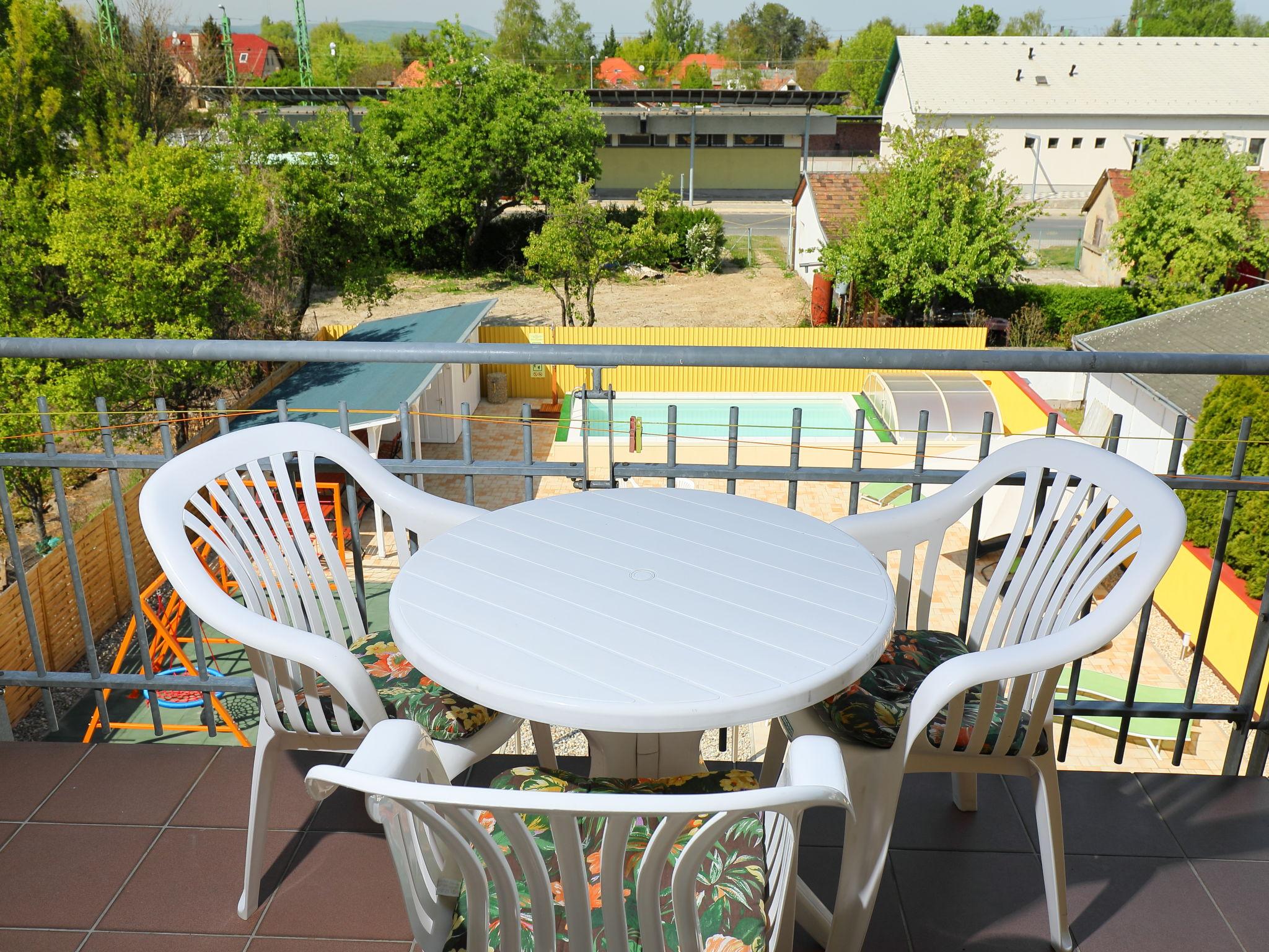 Foto 3 - Apartamento de 1 quarto em Balatonmáriafürdő com piscina e jardim