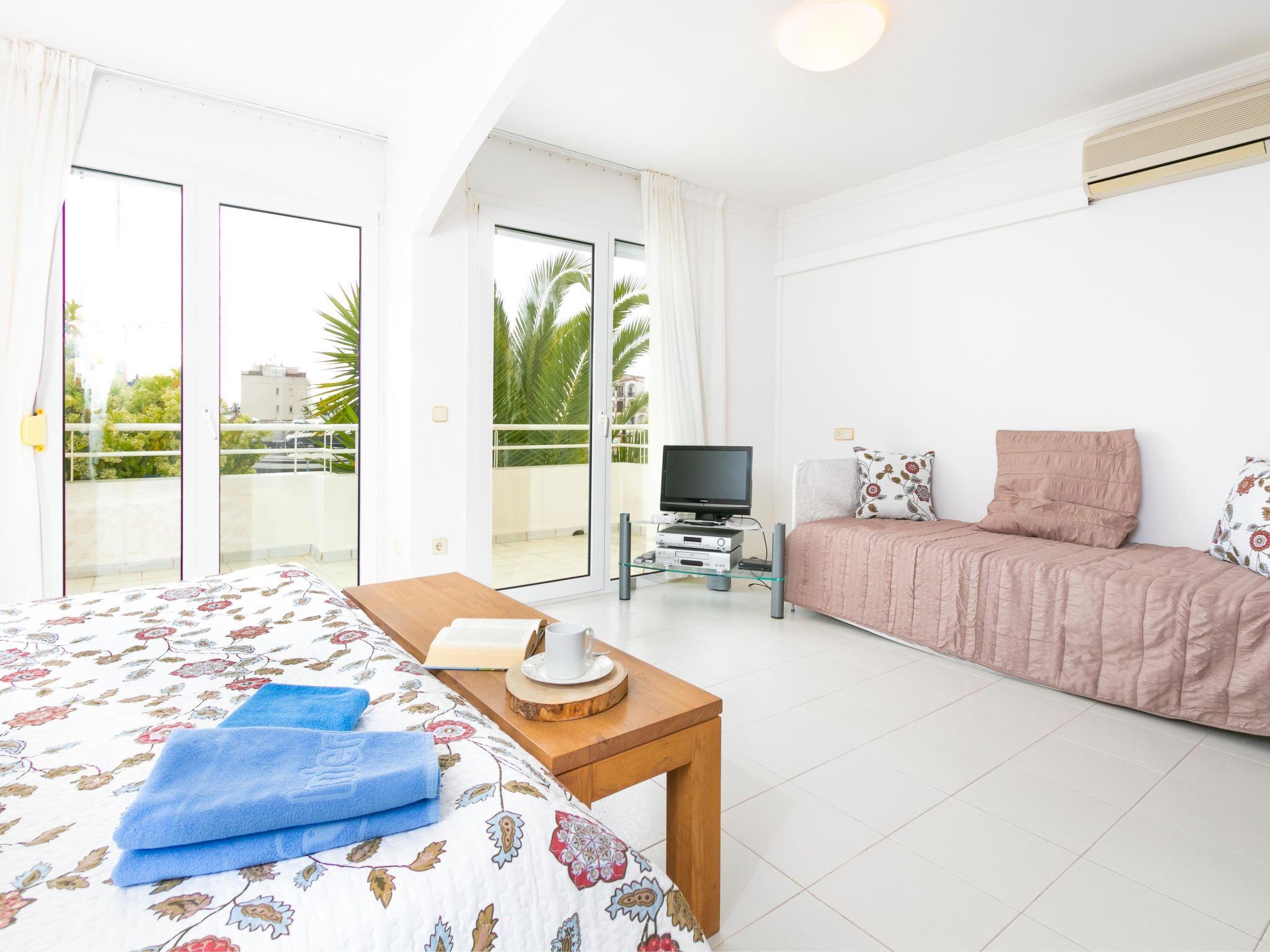Photo 12 - 2 bedroom Apartment in Castelló d'Empúries with terrace and sea view