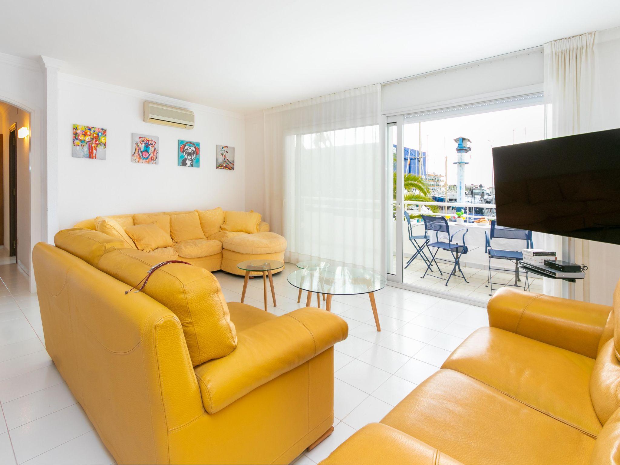 Photo 2 - 2 bedroom Apartment in Castelló d'Empúries with terrace and sea view