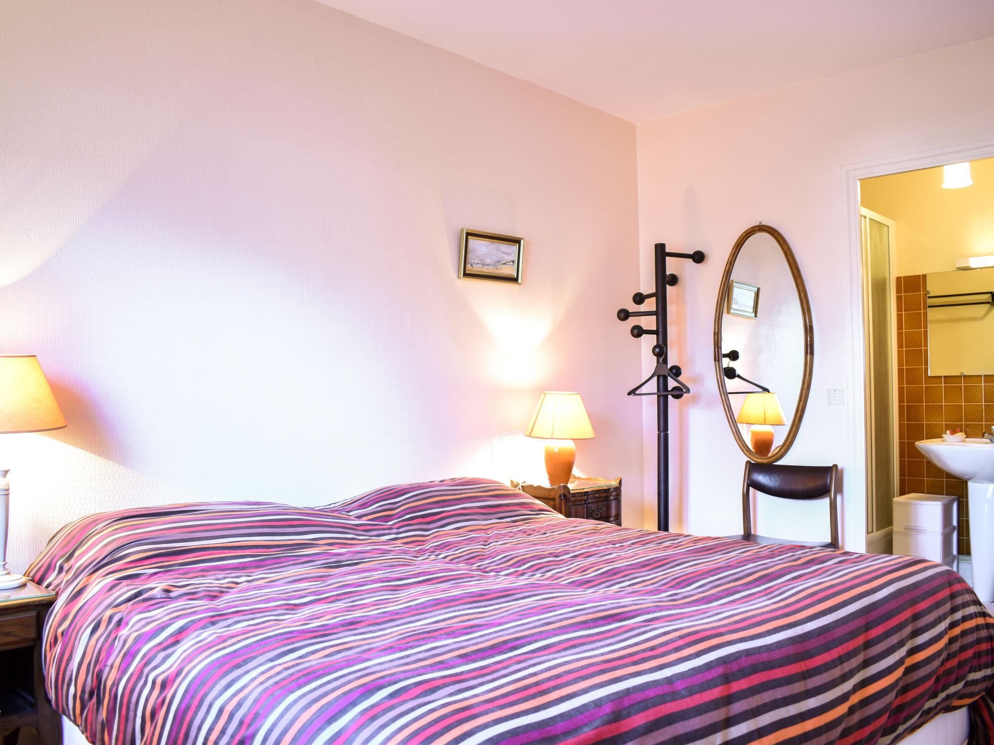 Foto 14 - Appartamento con 2 camere da letto a Tourgéville con vista mare