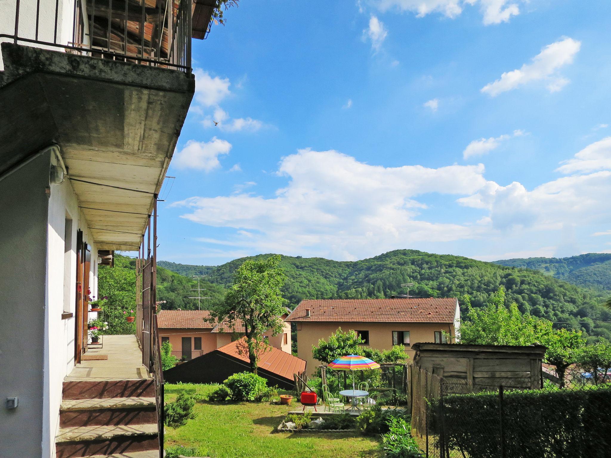 Photo 1 - Maison de 1 chambre à Armeno avec jardin et vues sur la montagne