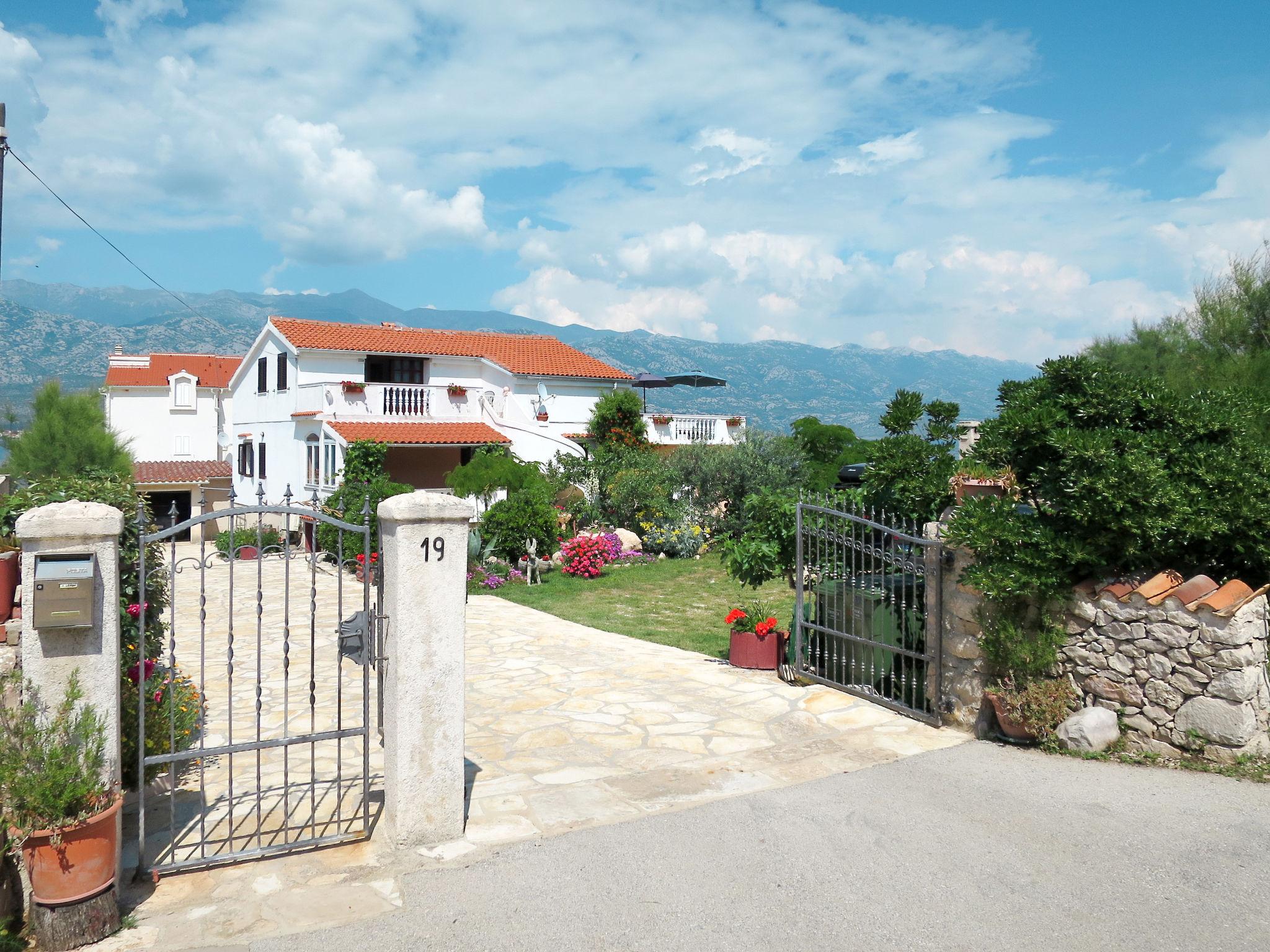 Photo 17 - Appartement de 2 chambres à Posedarje avec terrasse et vues à la mer