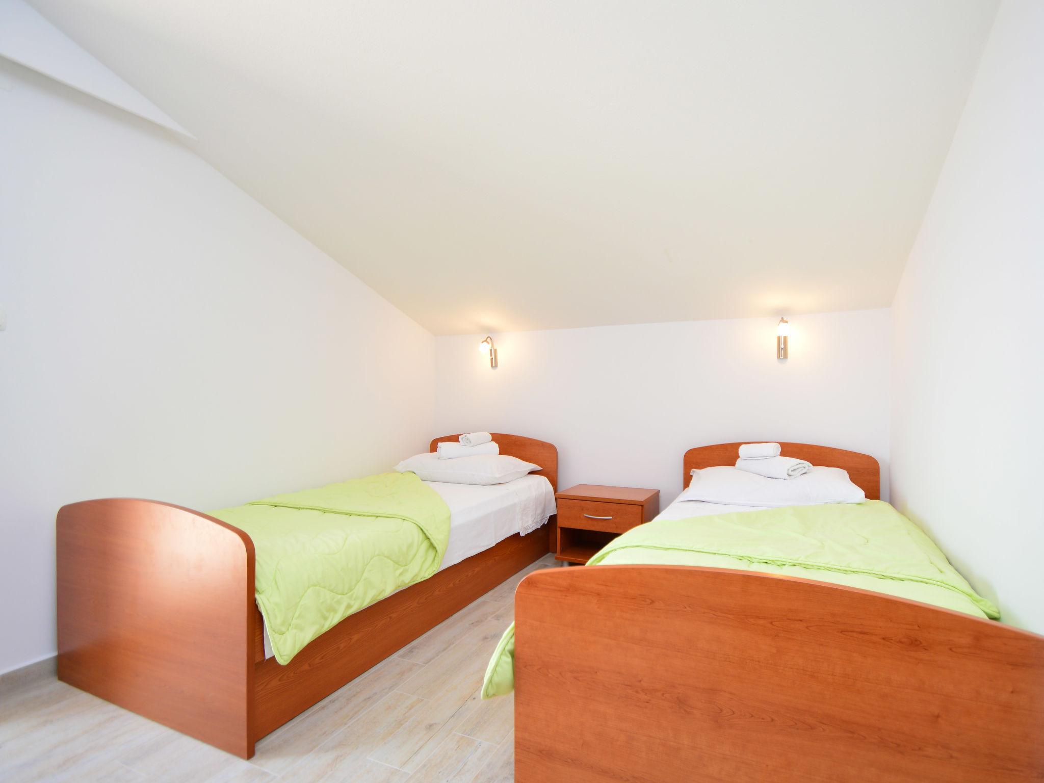 Foto 10 - Appartamento con 2 camere da letto a Vodice con piscina e vista mare
