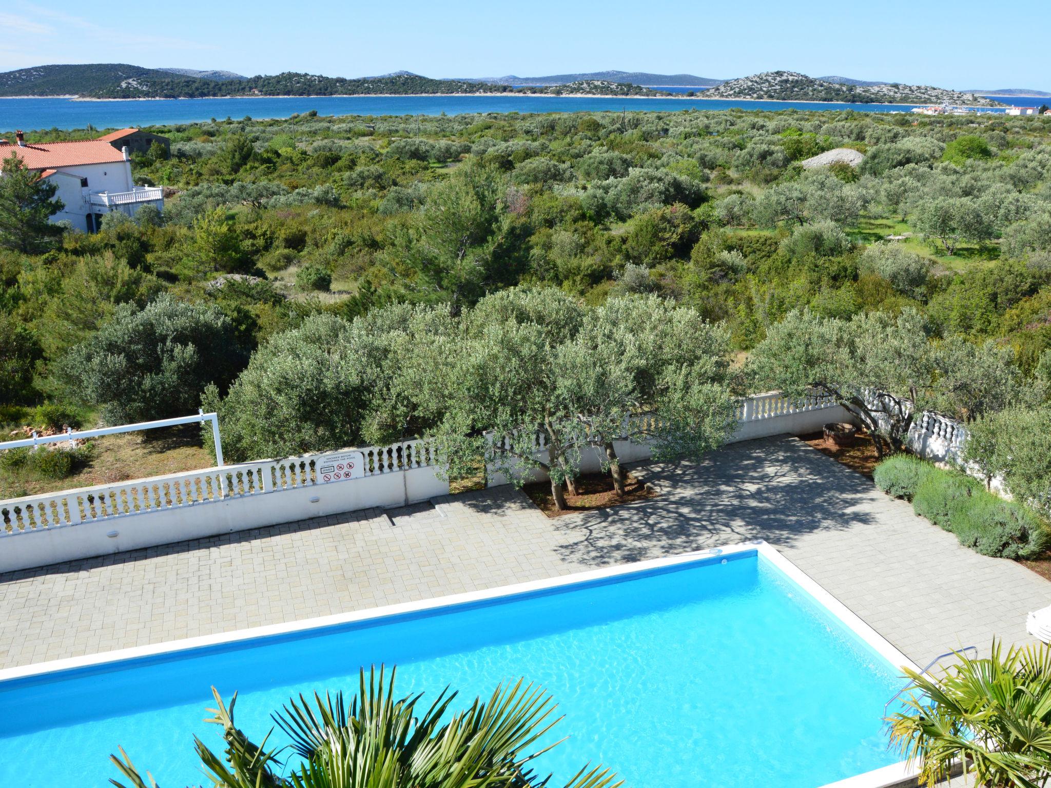 Foto 4 - Apartamento de 2 habitaciones en Vodice con piscina y jardín