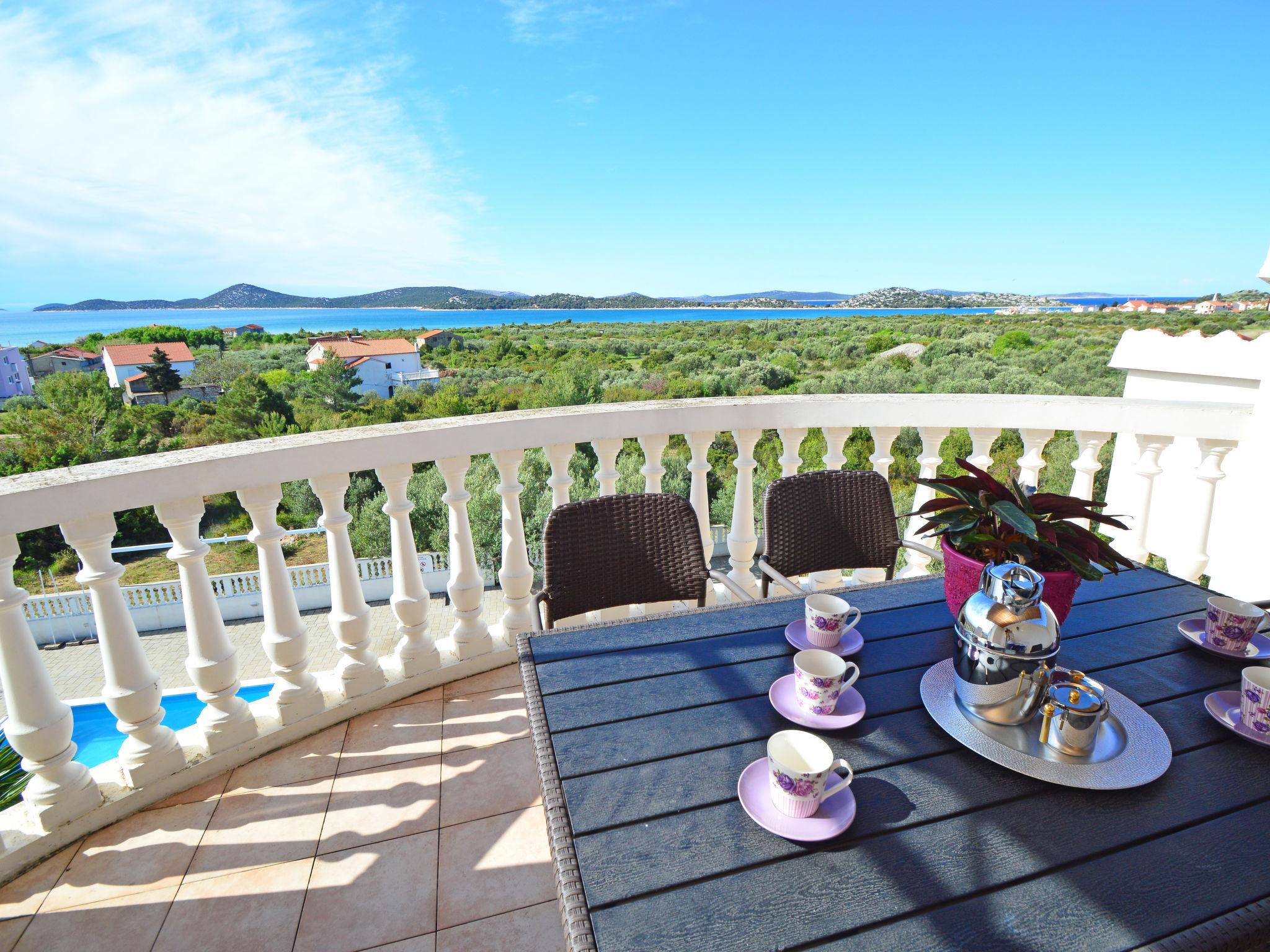 Photo 3 - 2 bedroom Apartment in Vodice with swimming pool and sea view