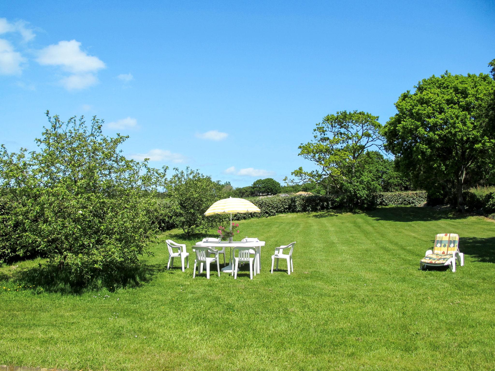 Photo 23 - Maison de 3 chambres à Plouzélambre avec piscine privée et jardin