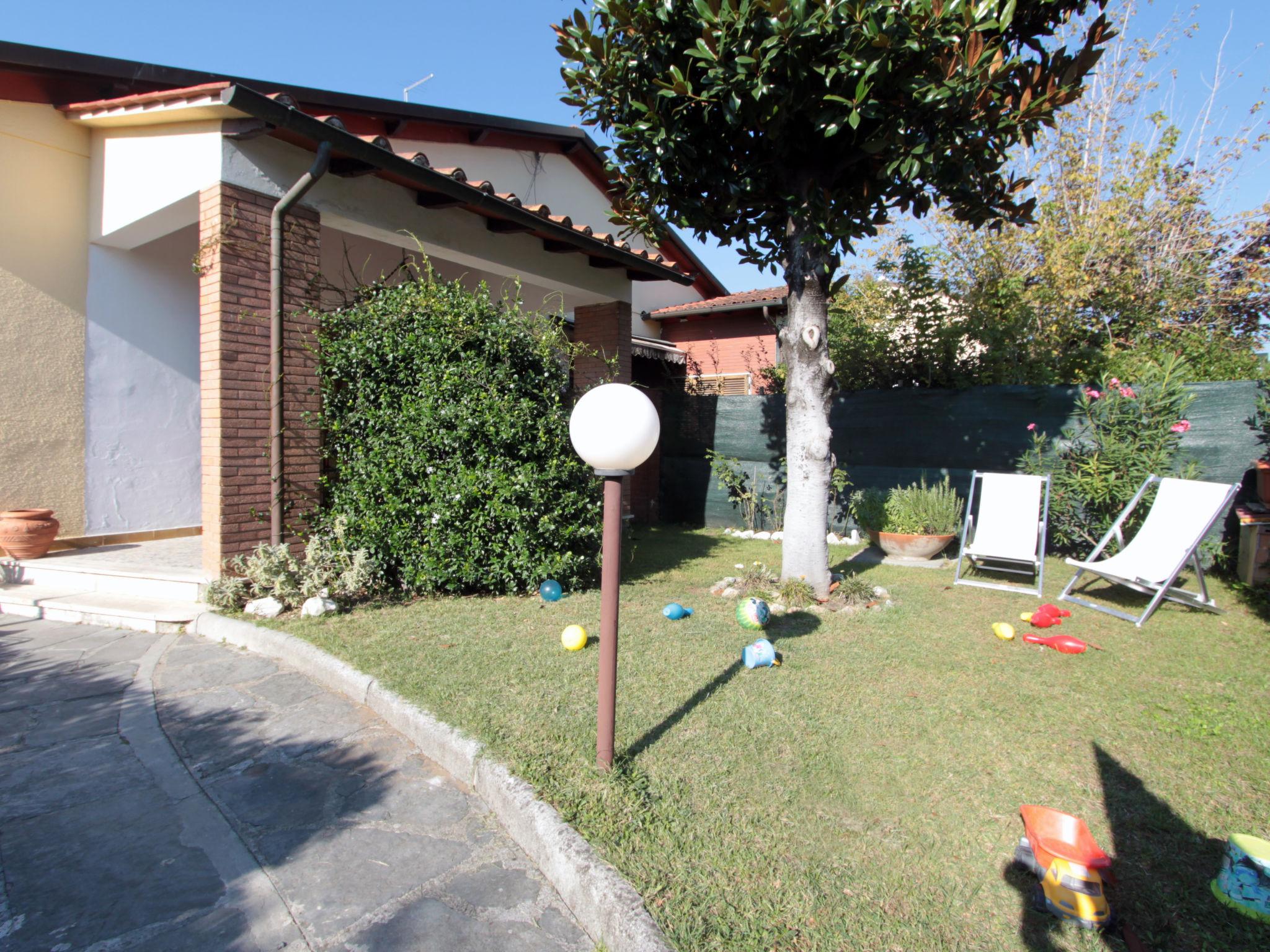 Photo 2 - Maison de 2 chambres à Forte dei Marmi avec jardin et terrasse