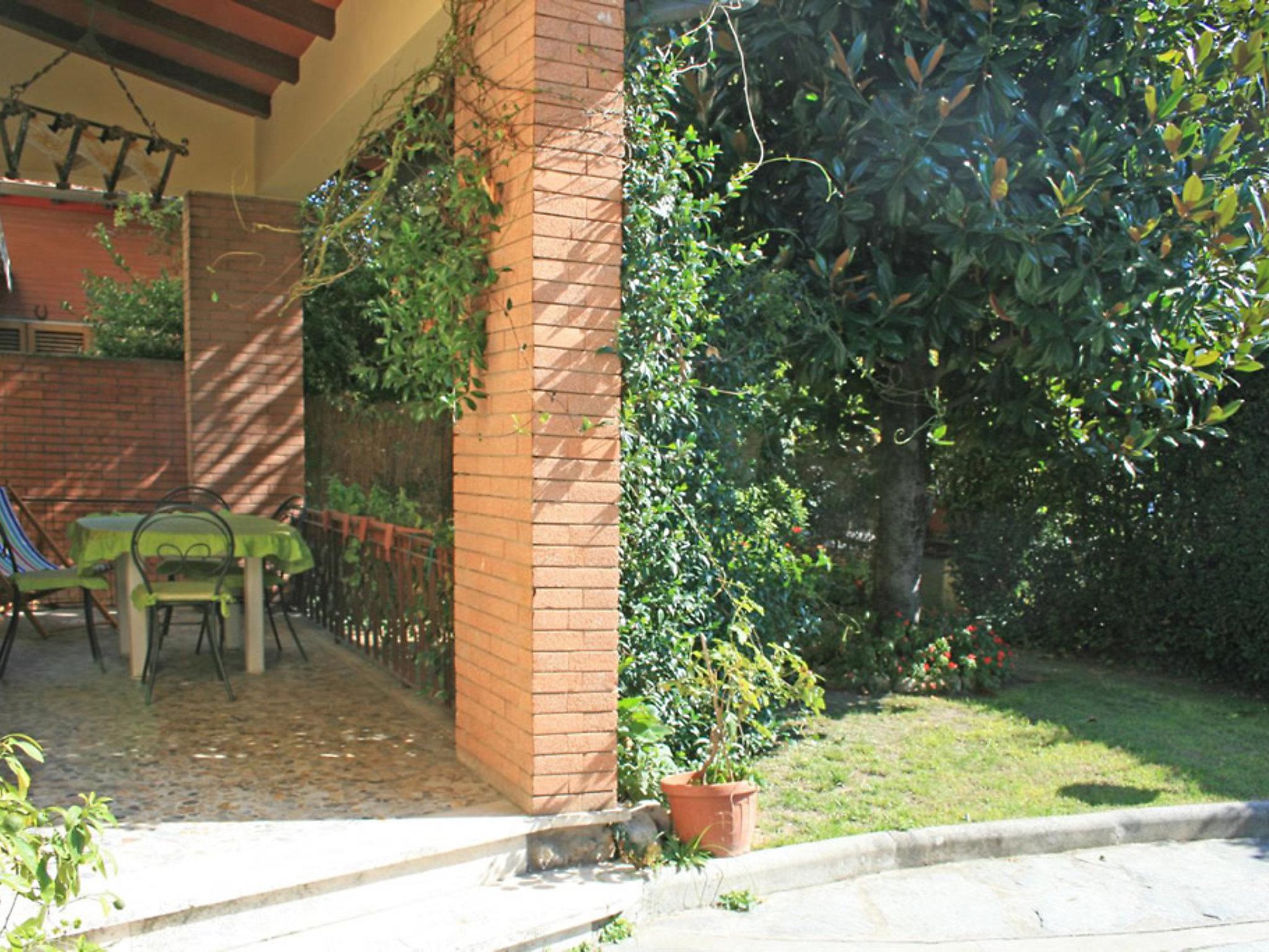 Foto 18 - Casa de 2 habitaciones en Forte dei Marmi con jardín y vistas al mar