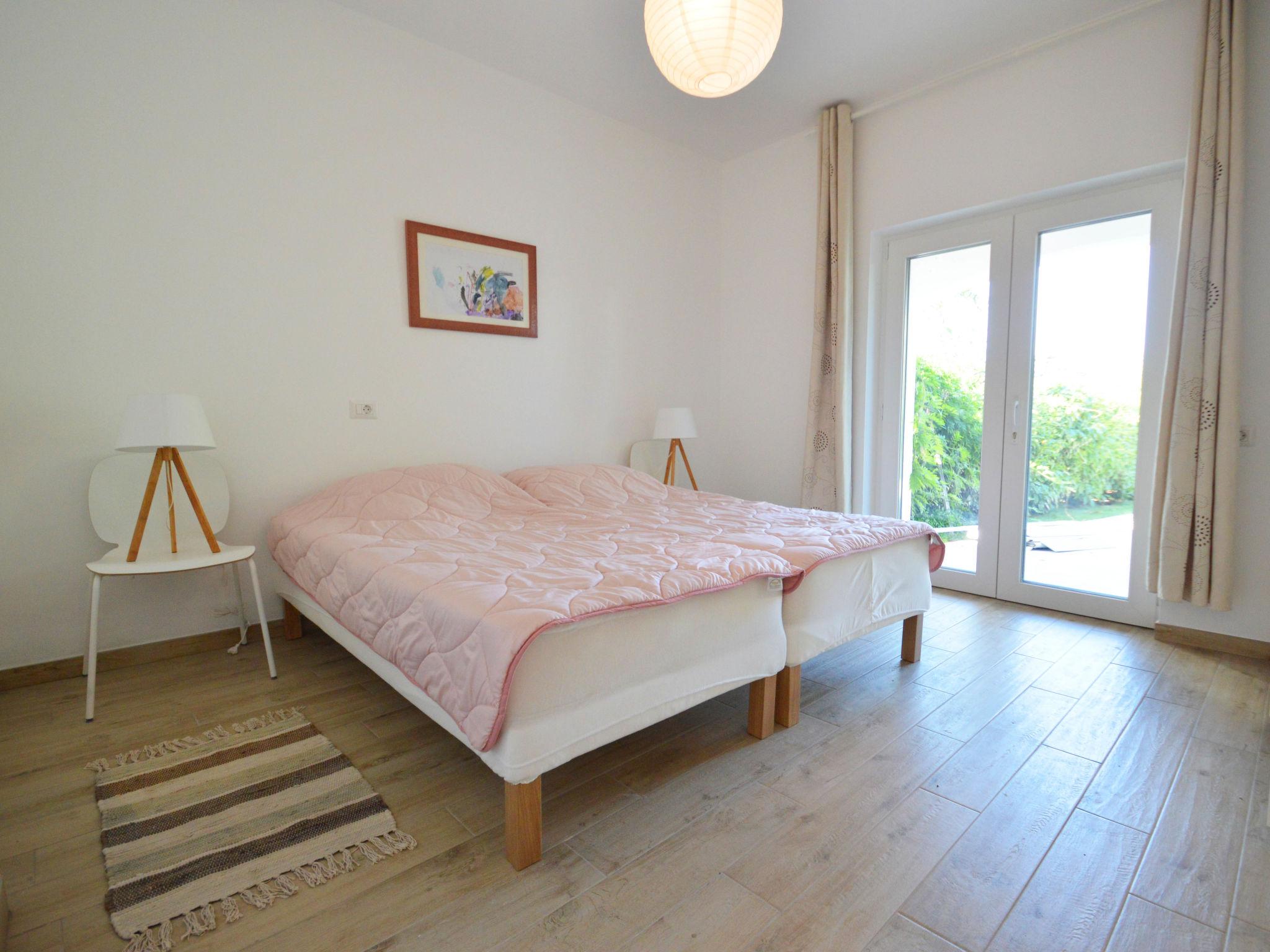 Foto 4 - Apartamento de 1 quarto em Umag com jardim e vistas do mar