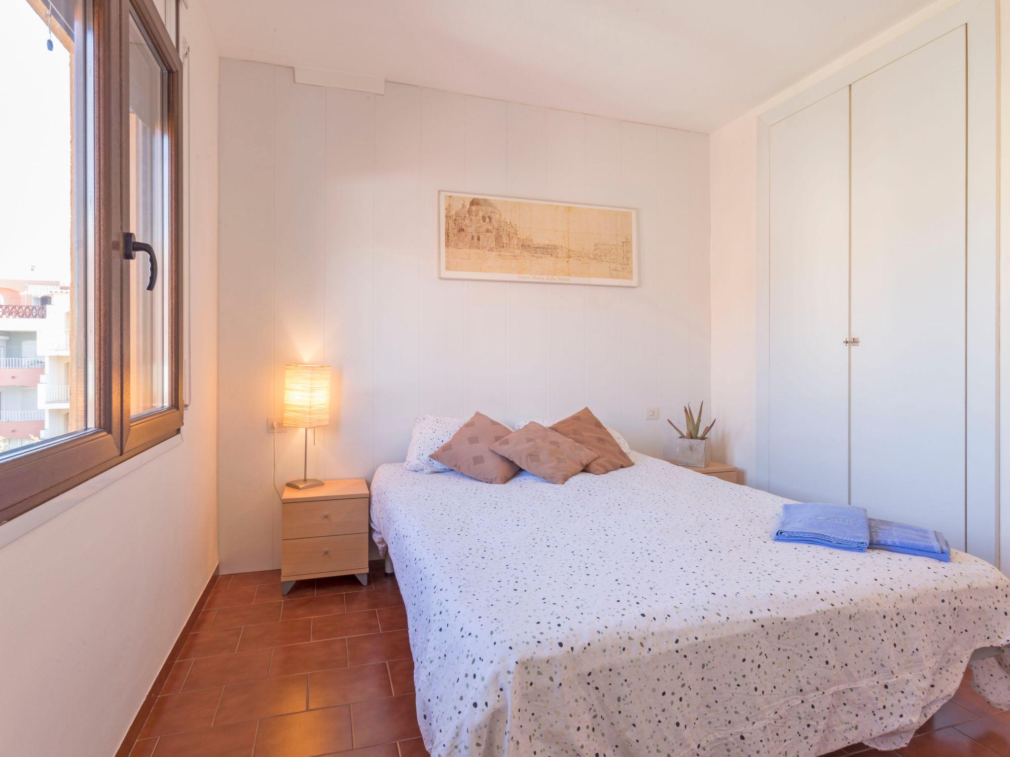 Foto 12 - Apartamento de 1 habitación en Castelló d'Empúries con terraza y vistas al mar