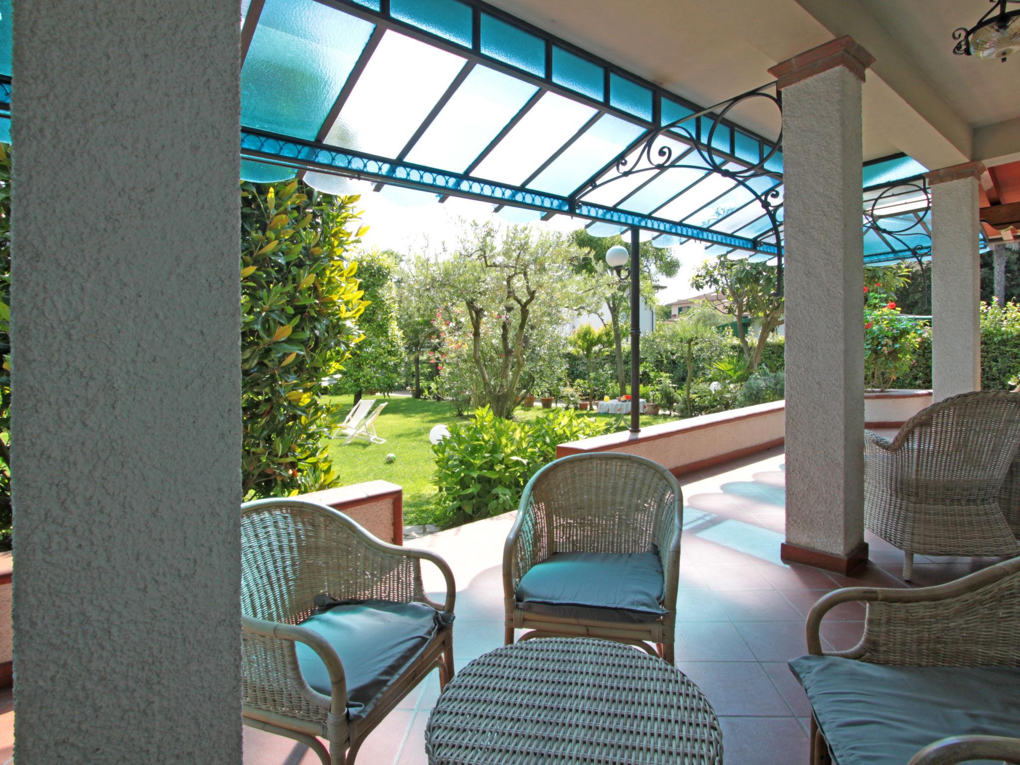 Photo 4 - Maison de 5 chambres à Forte dei Marmi avec jardin et vues à la mer