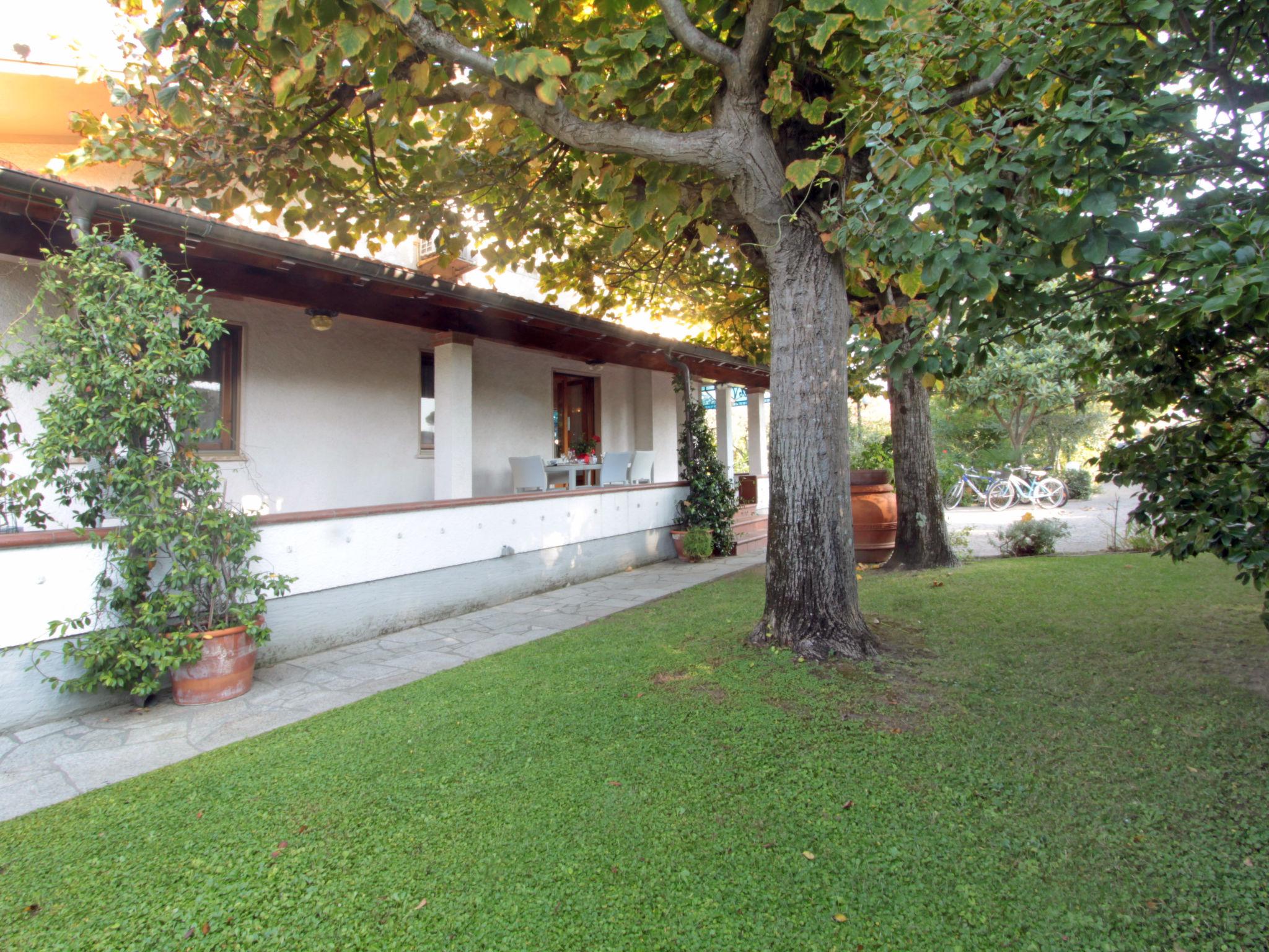 Foto 20 - Casa con 5 camere da letto a Forte dei Marmi con giardino e vista mare