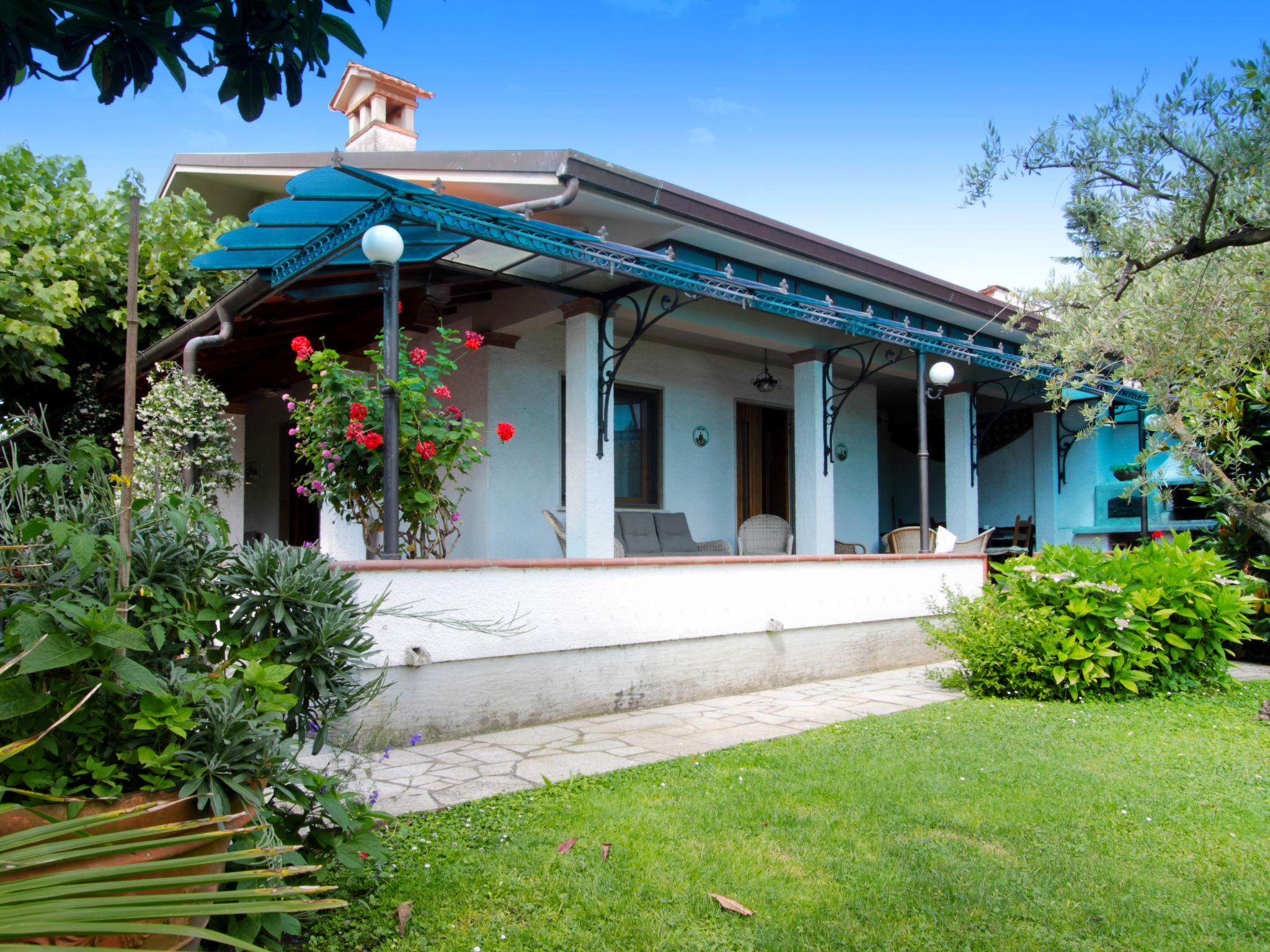 Photo 1 - Maison de 5 chambres à Forte dei Marmi avec jardin et bain à remous