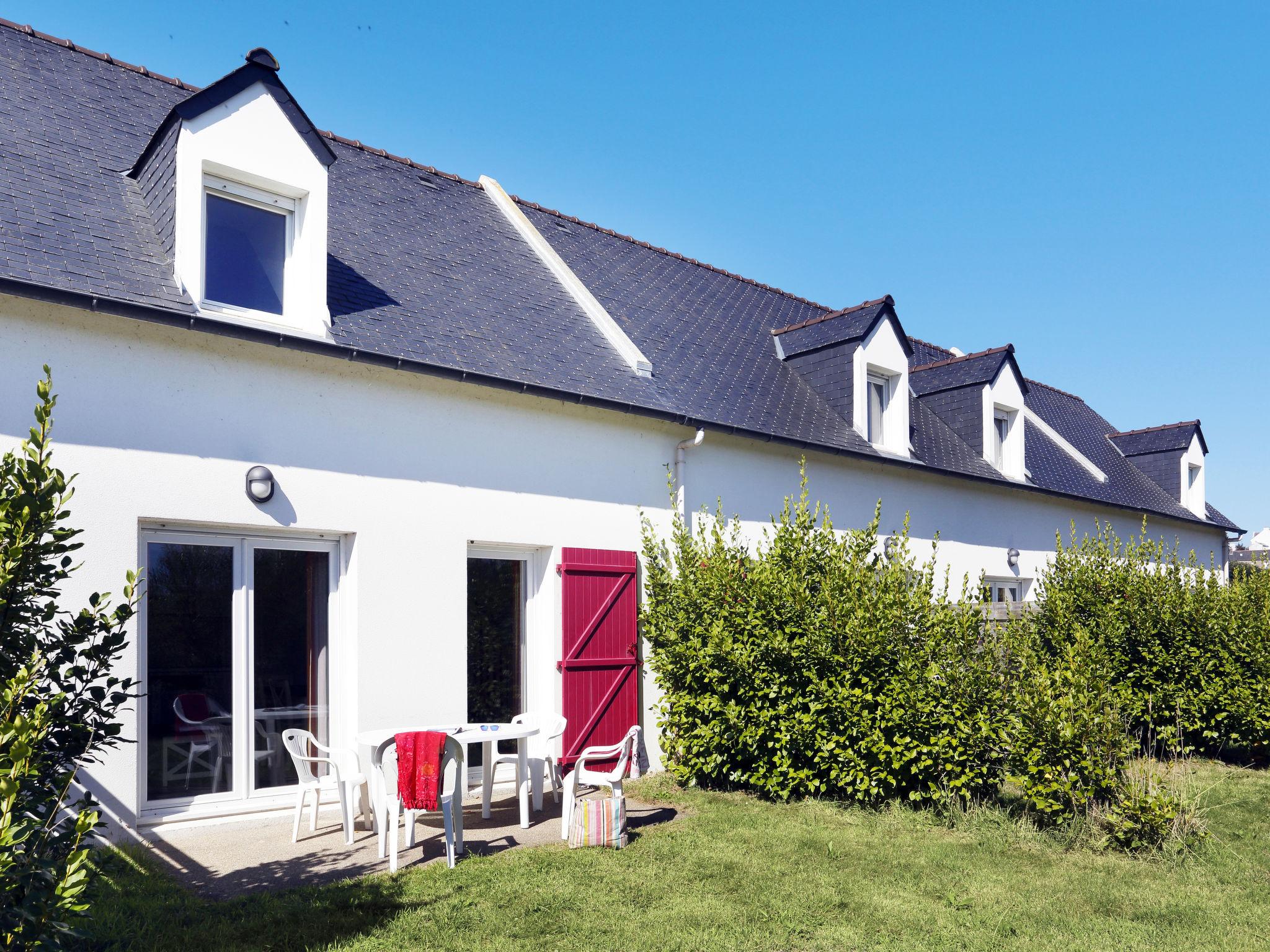 Photo 2 - Maison de 2 chambres à Saint-Pol-de-Léon avec piscine et vues à la mer