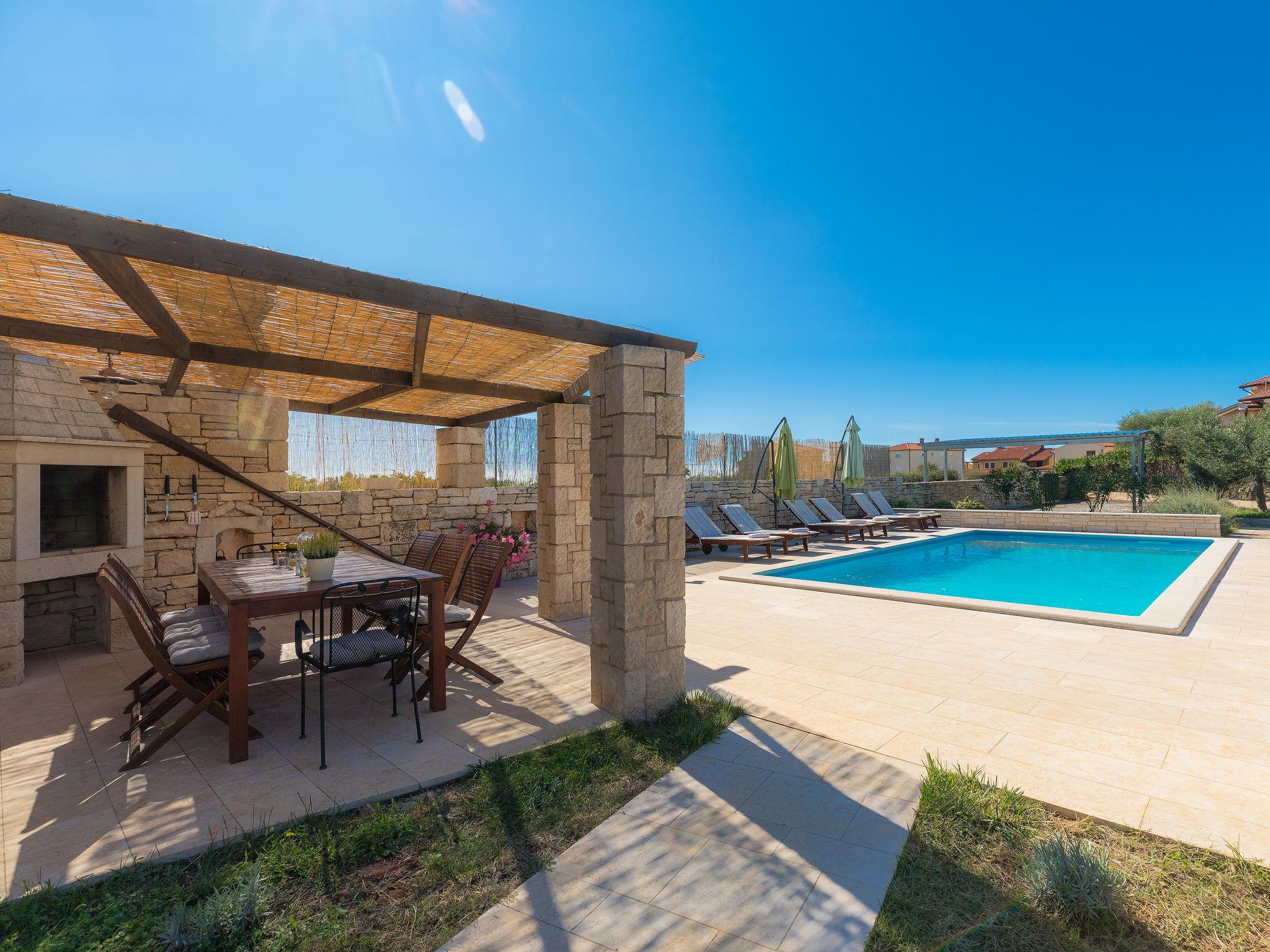 Foto 27 - Casa de 4 quartos em Vodnjan com piscina privada e vistas do mar