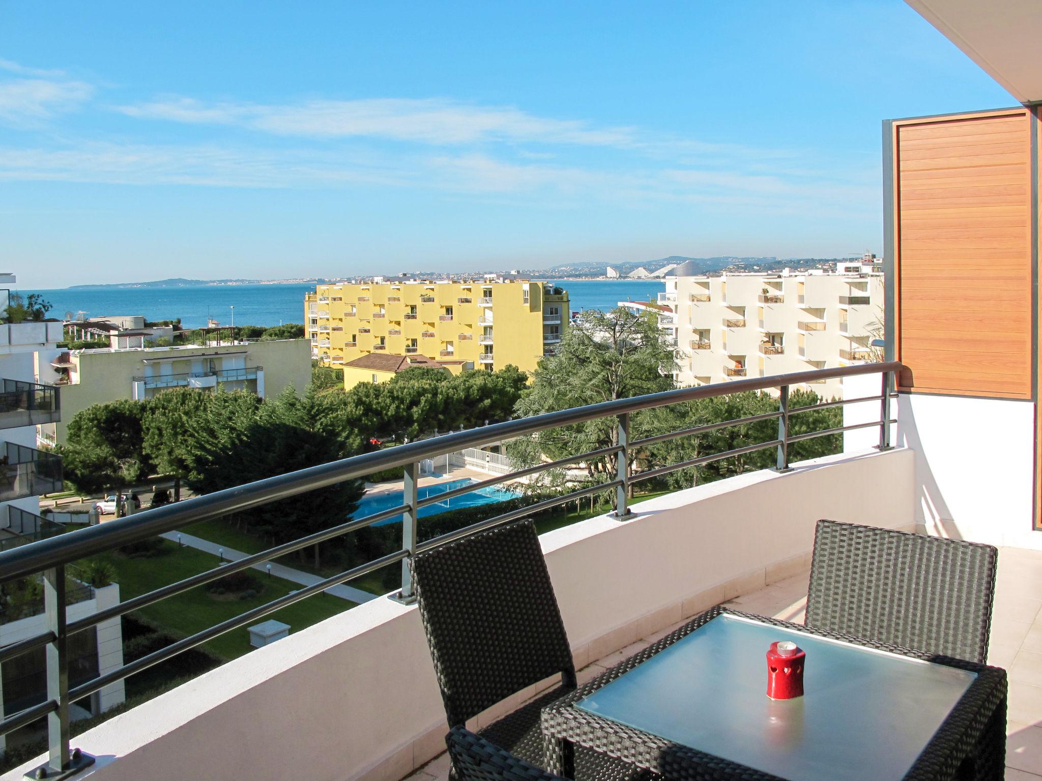 Foto 1 - Apartamento de 1 habitación en Cagnes-sur-Mer con piscina y vistas al mar