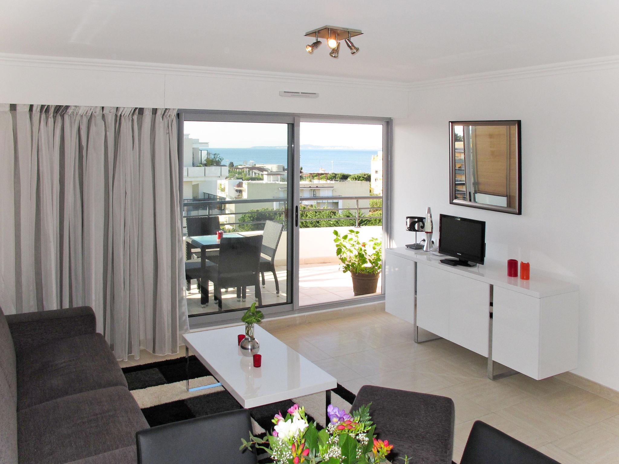 Foto 7 - Apartment mit 2 Schlafzimmern in Cagnes-sur-Mer mit schwimmbad und blick aufs meer