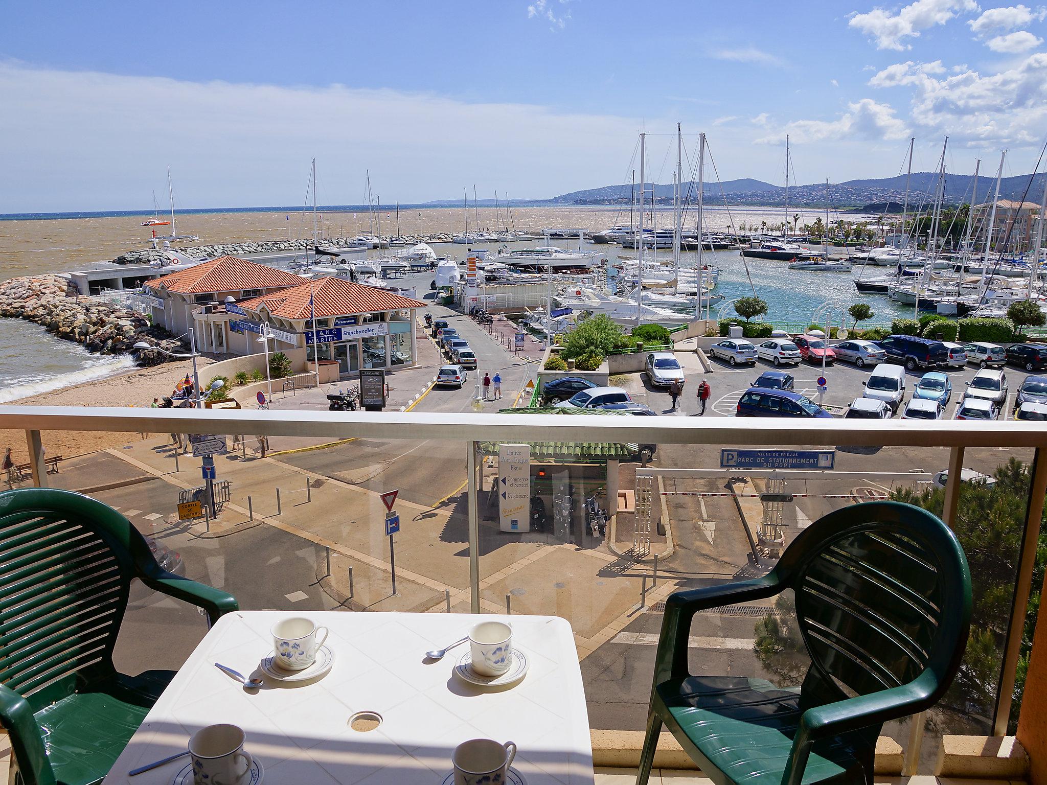 Foto 6 - Appartamento con 1 camera da letto a Fréjus con terrazza e vista mare