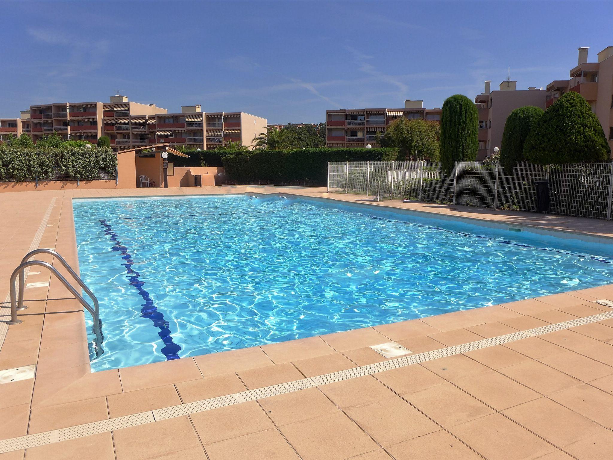 Foto 5 - Apartment mit 1 Schlafzimmer in Bormes-les-Mimosas mit schwimmbad und garten